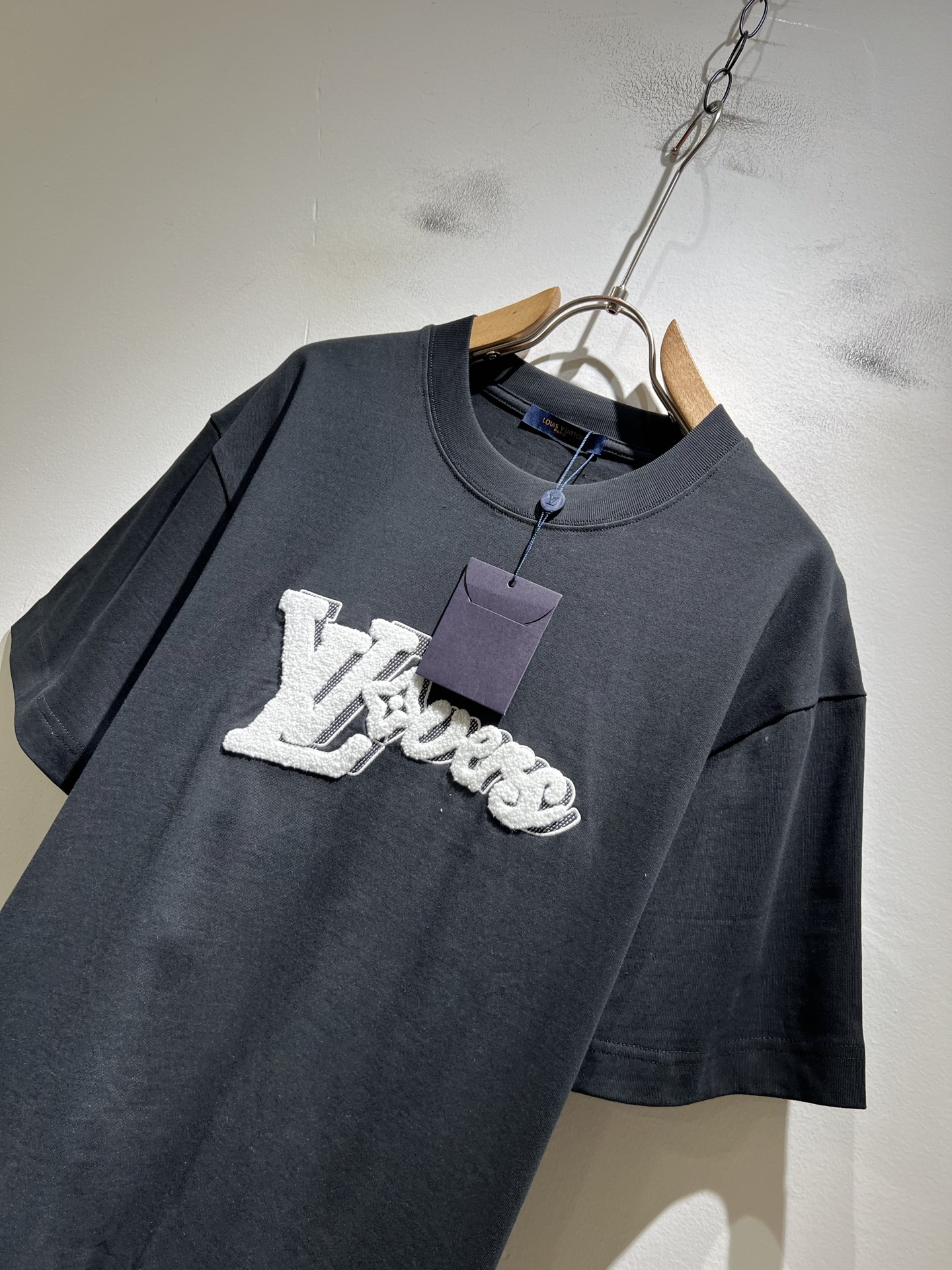 LouisVuitt*路易*登 2026春夏全新系列单品上线，非常时髦前卫的一款男女同款短袖T恤，标识l