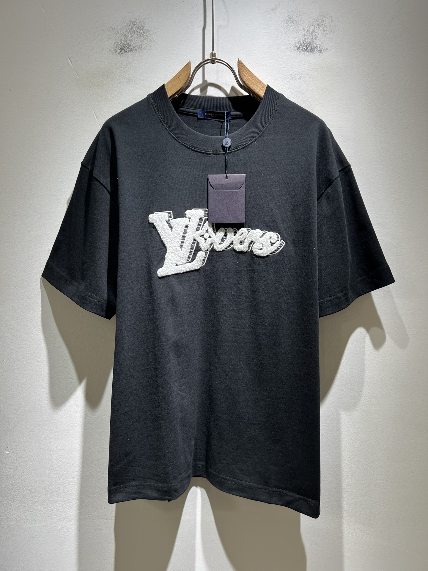 NO:727379,LouisVuitt* Louis*den's new 2026 spring and summer series of items are online. It is a very fashionable and avant-garde short-sleeved T-shirt for men and women, with logo embroidery and decoration!  It is different from the past and declares the design concept of brand inheritance!  Its eye-catching appeal is no less than any classic style, perfectly presenting the sense of fashion, high-end and luxury to the world!  It is made of 260 grams of imported 100% cotton material. It is made of high-quality pure cotton fabrics. It feels soft and skin-friendly. It will definitely exceed your imagination when you get it. It is extremely comfortable and breathable. Even if you sweat profusely, you will not feel greasy or stuffy. It maximizes sweat wicking and moisture absorption!  Size S-XL,,louis vuitton,louis vuitton,T-shirt,tees,t-shirt,19860909LouisVuitt*路易*登 2026春夏全新系列单品上线,非常时髦前卫的一款男女同款短袖T恤,标识logo图案刺绣修饰！区别于以往的不同,宣示品牌传承的设计理念！其吸睛度完全不亚于任何经典款式,将时髦高级感与奢华感完美呈现在世人眼前！客供进口260克全棉材质制成,精选优质纯棉面料,触感软糯亲肤细腻,实物到手绝对超乎你的想象,贴身无比舒适透气,即便是汗流浃背也不会有腻身及闷热感可言,将排汗吸湿性发挥到了极致！尺码S-XL,,louis vuitton,louis vuitton,T-shirt,tees，t-shirt,,Men's clothing