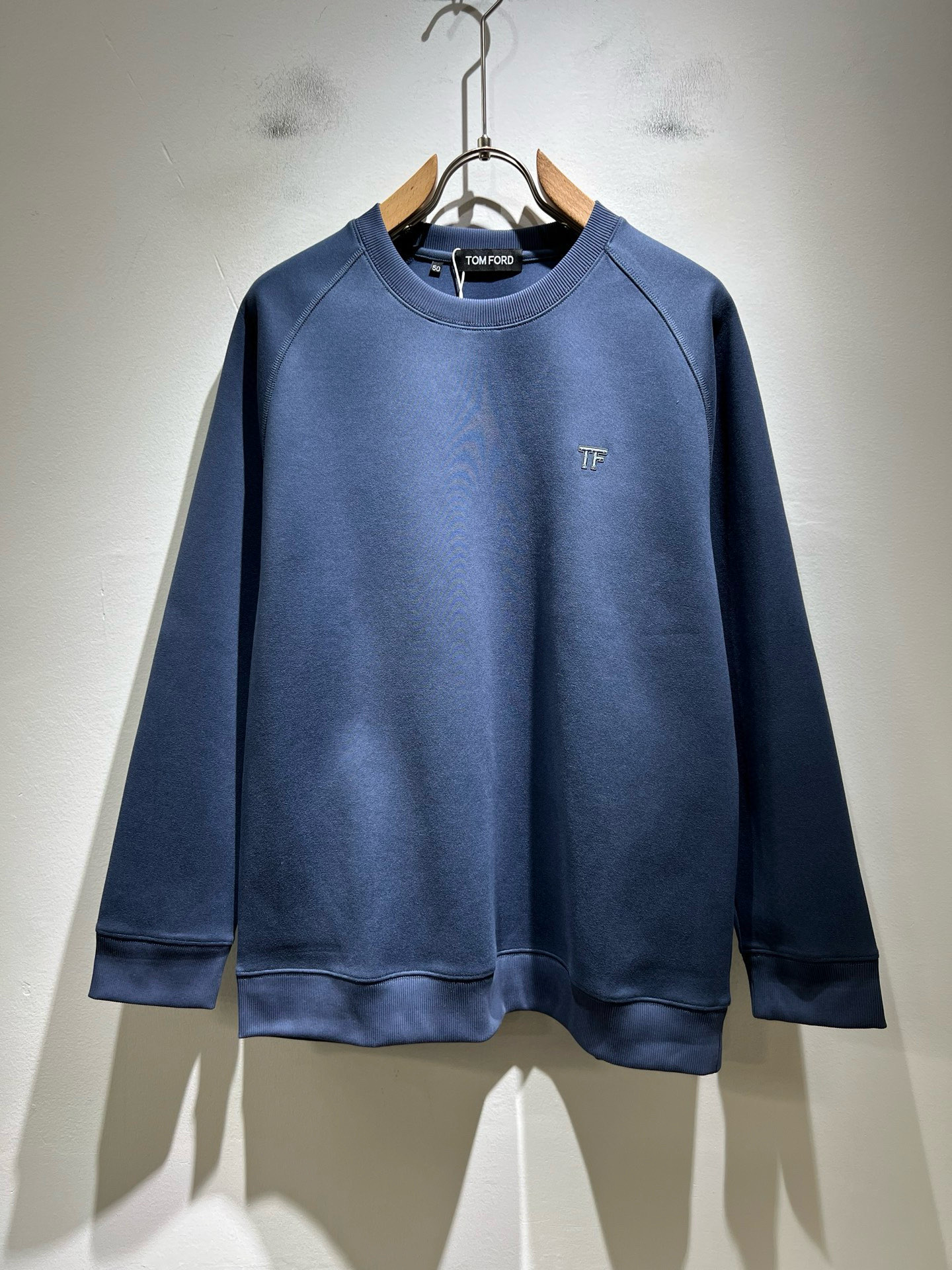 NO:727321,[Supports exchange after the year] TOM FORD Tom Ford's new 2025 autumn and winter sweatshirts are rarely available through trading company channels, and are on sale simultaneously on the official website!  A series of couples is online, the fabric is breathable and has a certain sense of self-importance, customized original imported pure cotton top fabric!  Glued logo pattern design on the chest!  It is breathable, skin-friendly and comfortable to wear next to the body. The colors are beautiful, eye-catching and fashionable. The unique patterns will definitely make you stand out in the crowd!  The upper body effect is age-reducing and versatile, making it easy to wear in daily casual wear, and can be easily worn by both men and women!  Size M-3XL,,tom ford,hoodie,sweatshirts,19860909【支持年后退换】TOM FORD汤姆福特2025秋冬新款卫衣,贸易公司渠道稀出,同步官网发售！系列情侣上线,面料透气有一定的自重感,定制原版进口纯棉顶级面料！胸前压胶logo图案设计！贴身穿着透气亲肤舒适,色彩靓丽、吸睛时髦度爆棚,与众不同的图案绝对可以让你在人群中出彩万分！上身效果减龄又百搭,轻松Get起日常休闲穿搭,男女皆可轻松驾驭！尺码M-3XL,,tom ford,hoodie,sweatshirts,,Men's clothing