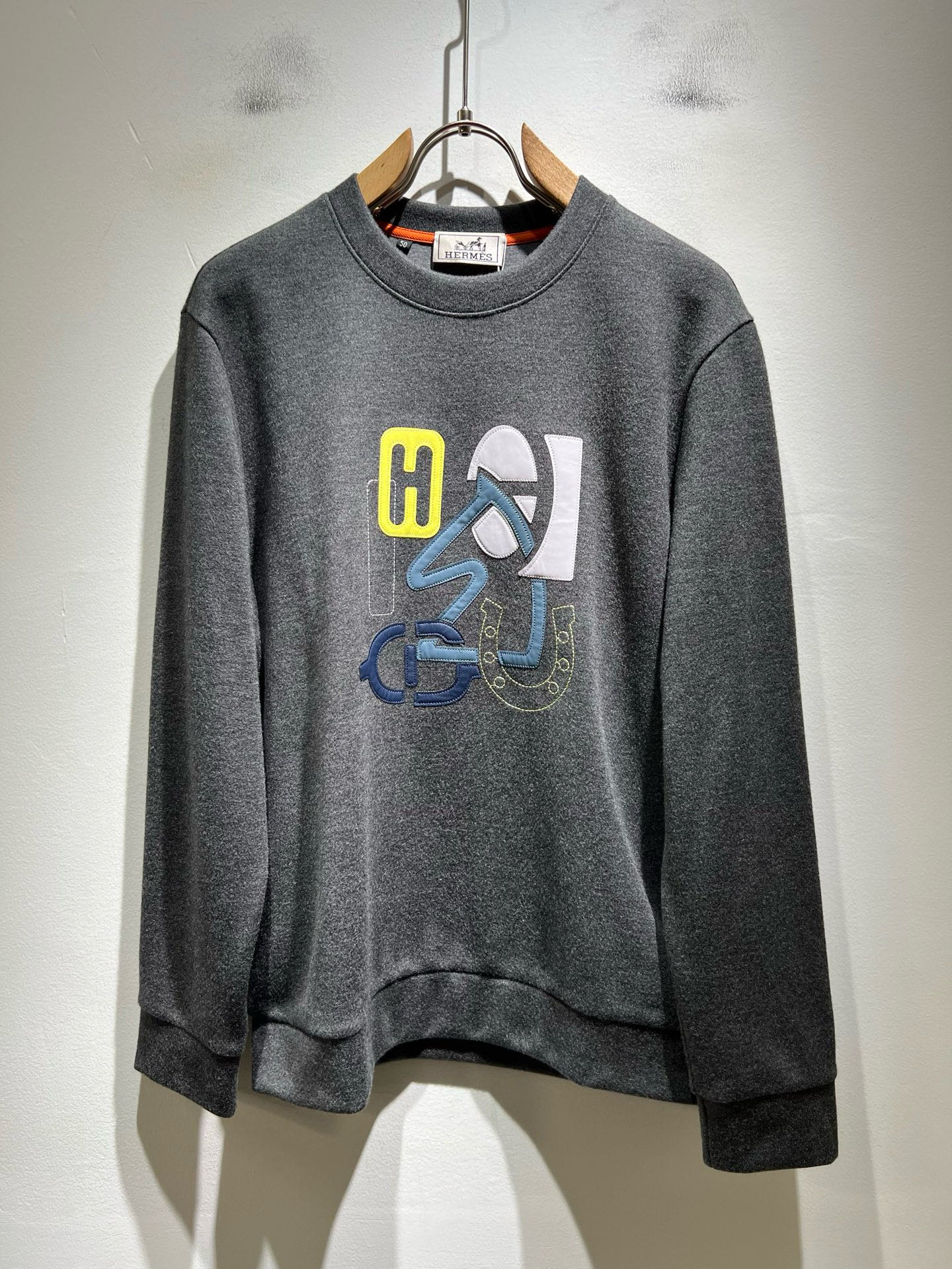 NO:727302,[Supports exchange after the year] Her*mes 2025 new autumn and winter men's long-sleeved sweatshirts, newly upgraded and versatile basic style, low-key luxury, the choice of quality!  Select the best quality wool blend fabrics!  It is made to enjoy a relaxed and comfortable wearing experience. It has super vertical performance, and the sleeves have a strong artistic sense. The iconic logo craft design is meticulous in craftsmanship and highly recognizable, showing a new brand micro-branding culture!  Classic and perfect fit design, precise cutting. Simple and elegant style, but also able to show fashionable charm in daily casual life. Sizes M-4XL, hoodie, sweatshirts,19860909【支持年后退换】Her*mes爱*仕2025秋冬新款男士长袖卫衣,全新升级百搭基础款,低调奢华,品格之选！甄选优质精选优质羊毛混纺面料！打造而成,享受轻松自在的穿着体验,有着超强的垂直性能 ,袖子艺术感极强标志性logo工艺设计,工艺细致,辨识度极高,展现全新品牌微标文化！经典完美版型设计,在裁剪上精准到位.简约大气风格,又能在日常休闲生活中展现时尚魅力.尺码M-4XL,,hoodie,sweatshirts,,Men's clothing