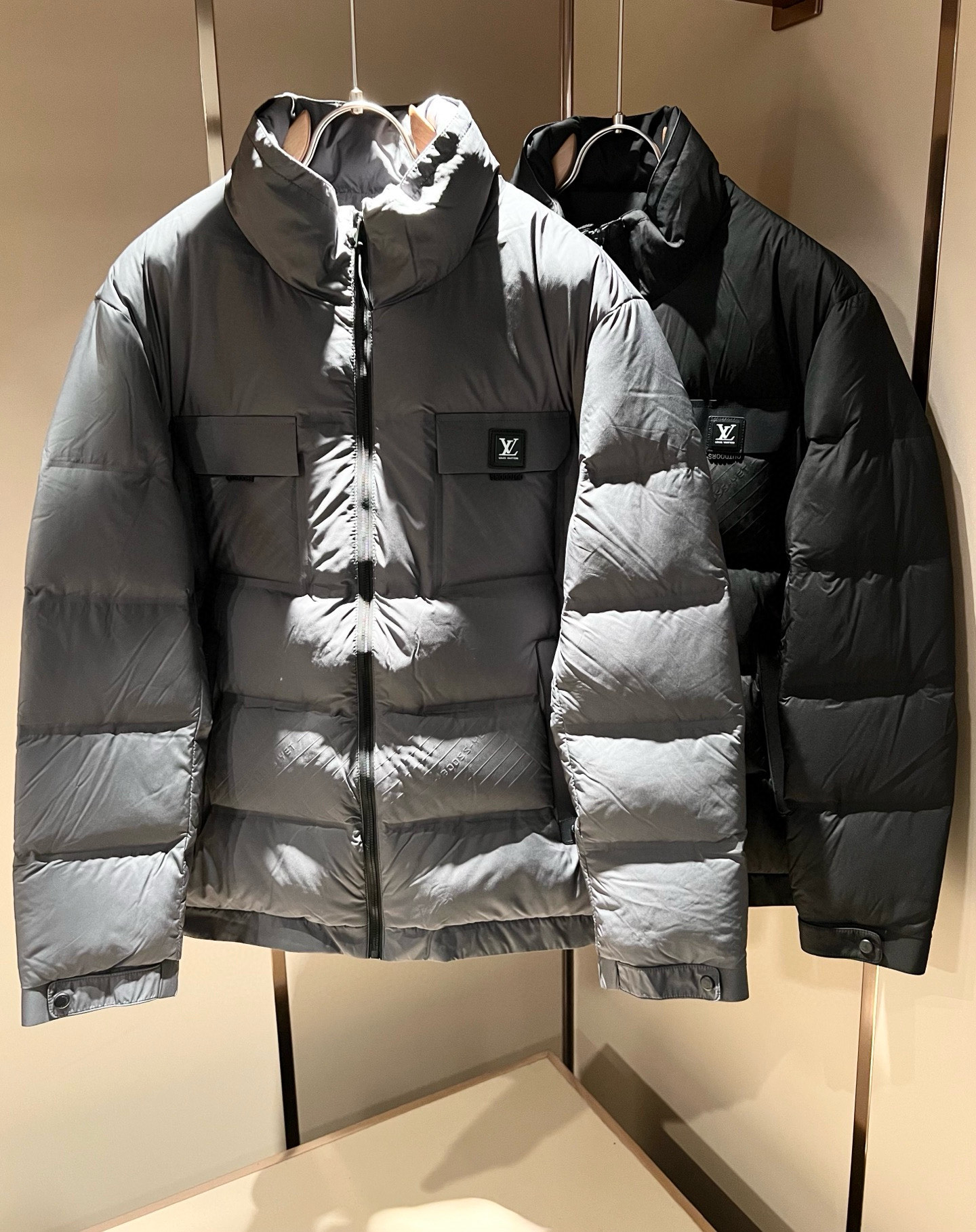 NO:727320,[Supports exchange after the new year] LouisVuitt*Louis*den's latest autumn and winter new down jacket, trading company channel, simultaneous official website sale for 21520RMB!  Down jackets are highly recommended at counters every autumn and winter. They are so rare that they are hard to come across. They are a hard-to-find luxury item!  This jacket is made of customized high-density nylon material. The fabric is excellent in terms of color matching and performance!  The thickness is moderate and the warmth retention performance is superior, no less than down!  One of the difficulties with this dress is the fabric design!  It is made on the fabric, and the simple geometric patterns need to be arranged correspondingly, so the output is very low, which not only breaks the monotony of the clothes, but also highlights the brand value!  The lapel design fixed with snap buttons not only modifies the neck line, but also brings a smart and straightforward look!  The loose version covers the upper body and makes the body slimmer. It changes the traditional business sense of the brand and adds a trendy atmosphere. It is a masterpiece of the V family in autumn and winter. Hurry up and buy it!  Size M-4XL,,louis vuitton,louis vuitton,jackets & coats,jackets & coats,down jacket,19860909【支持年后退换】LouisVuitt*路易*登 秋冬新品最新款羽绒外套,贸易公司渠道,同步官网发售21520RMB！每年到秋冬季柜台都会热推的羽绒服,甚至到非常稀缺很难遇到,一件难求的高奢臻品！本款夹克选用客供定制高密度尼龙材质打造,面料无论是配色或是性能都相当出色！厚度适中,保暖性能优越,完全不亚于羽绒！此款衣服的难点之一就是面料设计！是在面料上做出来的,简单的几何图案且要排列对应,所以产量极低既打破了衣身的单调,又凸出品牌价值感！通过按扣固定的翻领设计,修饰颈部线条的同时有带来了一件干练和率性感！宽松的版型,上身遮肉显瘦,且一改品牌传统的商务感,增添了一份潮流气息,V家秋冬季的杰作,抓紧抢购哦！尺码M-4XL,,louis vuitton,louis vuitton,jackets & coats,jackets & coats,down jacket,,Men's clothing