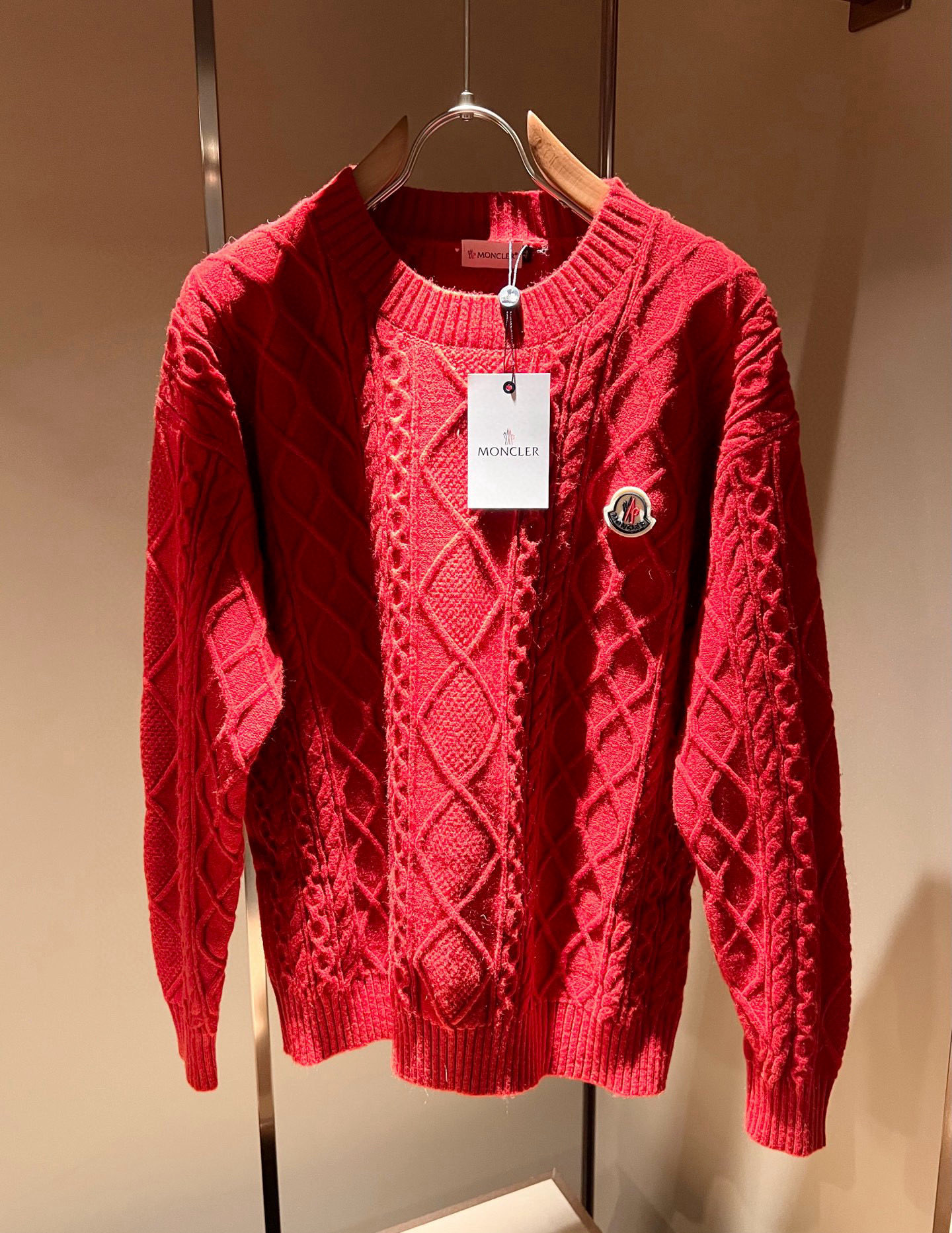 NO:727339,[Supports exchange after the new year] Moncl*r Mongolian mouth holiday series!  The latest trade order for autumn and winter, long-sleeved knitted woolen sweater, in full condition!  !  Internet celebrity model!  This year’s new counter product of Christmas red is [Spring Festival, a hot item!  】The craftsmanship is knitted wool crocheting, and the simple Mon logo badge design!  Not stiff, with a rich three-dimensional feel overall, quality export order, customized exclusive knitted wool fabric, to meet the simple needs of commuters for dressing. The upper body effect is very good, slimming, and not picky about the figure. The fabric workmanship... is impeccable, good craftsmanship and good fabrics can make you wear a good taste, a must-have item for everyone!  Size M-4XL,,19860909【支持年后退换】Moncl*r蒙*口 节日款系列！秋冬最新的贸易订单长袖针织羊毛衫,全品相！！网红款！ 圣诞红今年的专柜新品,【春节,爆款！】工艺采用针织羊毛钩织,简单Mon标识logo徽章设计！不僵硬,整体有着丰富的立体感,品质出口订单,定制专属针织羊毛面料,满足通勤人们对于着装的简约需求,上身效果很好,显瘦,不挑剔身材.面料做工....无可挑剔,好工艺好面料才能穿出好品味一款,人手必备单品！尺码M-4XL,,,Men's clothing