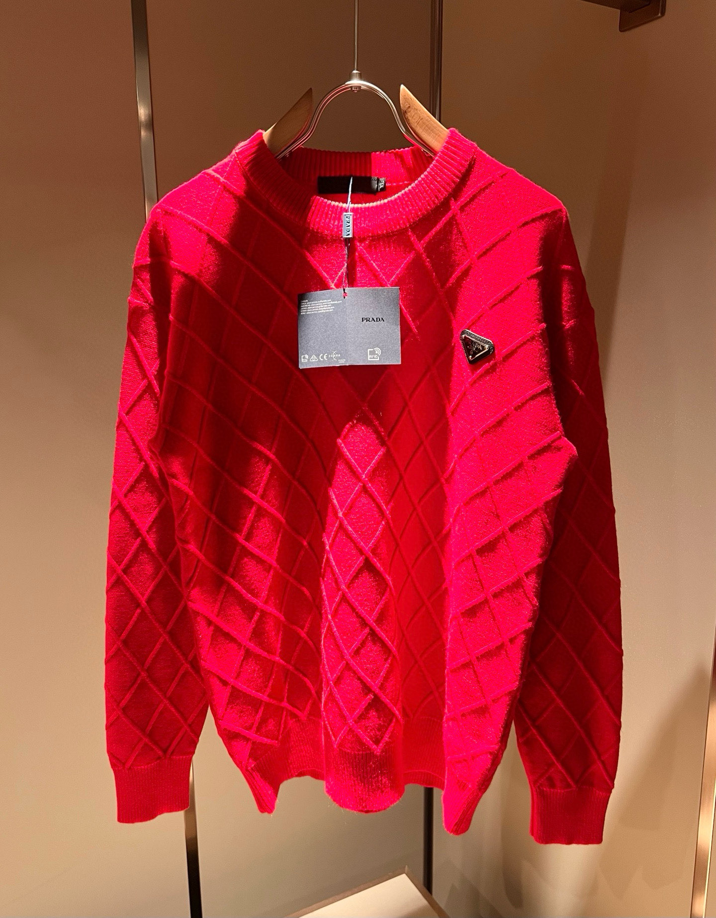 NO:727350,[Supports exchange after the year] PRAD*A Festival Series!  New autumn and winter knitted woolen sweaters for men and women, the latest styles are exclusively available online!  !  This year’s new counter product of Christmas red is [Spring Festival, a hot item!  】 ~ It is both classic and fashionable, who doesn’t love it? It shows the classic again, it is very eye-catching, and it has a low-luxury aura and recognition!  Pr*da's traditional brand concept and modern advanced technology are perfectly combined. Coupled with an extremely modern and simple design, P's exclusive three-dimensional letter logo hardware badge design!  Customized 100% imported wool fabric!  The texture of this model is quite impressive. You can tell the specifications and grades at your fingertips. The level of finesse and breathability are top-notch!  Size M-4XL,,prada,19860909【支持年后退换】PRAD*A普*达节日款系列！秋冬新款男女同款针织羊毛衫,最新款全网独家首上！！ 圣诞红今年的专柜新品,【春节,爆款！】 ~既经典有时尚百搭,谁不爱啊,将经典再次展现,非常的耐看,自带低奢光环与辨识度！Pr*da传统的品牌理念和现代化的先进技术进行了完美结合.加上极其现代摩登风范的简约设计,p家专属立体字母logo五金徽章设计！定制百分百进口羊毛面料！此款的质感相当感人 触手便知规格档次 细腻程度与透气效果堪称顶级！尺码M-4XL,,prada,,Men's clothing