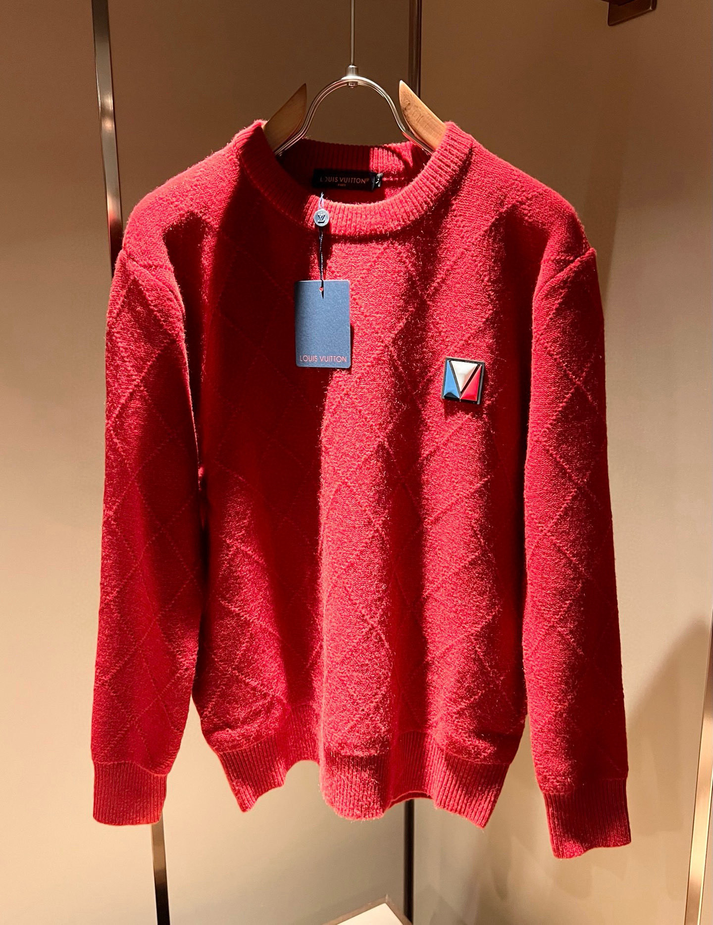 NO:727361,[Supports exchange after the year] LouisVuitt* Louis Vuitton holiday collection!  New autumn and winter knitted woolen sweaters, Christmas red, this year’s new counter products, [Spring Festival, hot style!  】The latest fashion trend effect, new fashion charm, 'Tianguan's work' that combines elements and modern trendy high street style, a single product with full appearance. Knitted wool fabric is supplied to customers!  It feels smooth and delicate, and the breathability and comfort are impeccable. The simple and stylish design comes from the latest fashion techniques, including the logo pattern badge design!  Showing the avant-garde unique personality. A must-have item for fashionistas to express the meticulous fashion atmosphere of the new season. Same style for men and women. Sizes M-4XL,, louis vuitton, louis vuitton,19860909【支持年后退换】LouisVuitt*路易*登节日款系列！秋冬新款针织羊毛衫, 圣诞红今年的专柜新品,【春节,爆款！】最新时尚潮流效果,时尚新韵味,元素及现代潮流的高街风格融合一起的“天官之作”,颜值十足的单品.客供针织羊毛面料！手感顺滑细腻,着身的透气舒适感无可挑剔.简约时尚的版型设计来源于潮流时尚的最新手法,标志logo图案徽章设计！彰显前卫独特个性.时尚达人的必备单品表达全新季度一丝不苟的时尚气息.男女同款.尺码M-4XL,,louis vuitton,louis vuitton,,Men's clothing