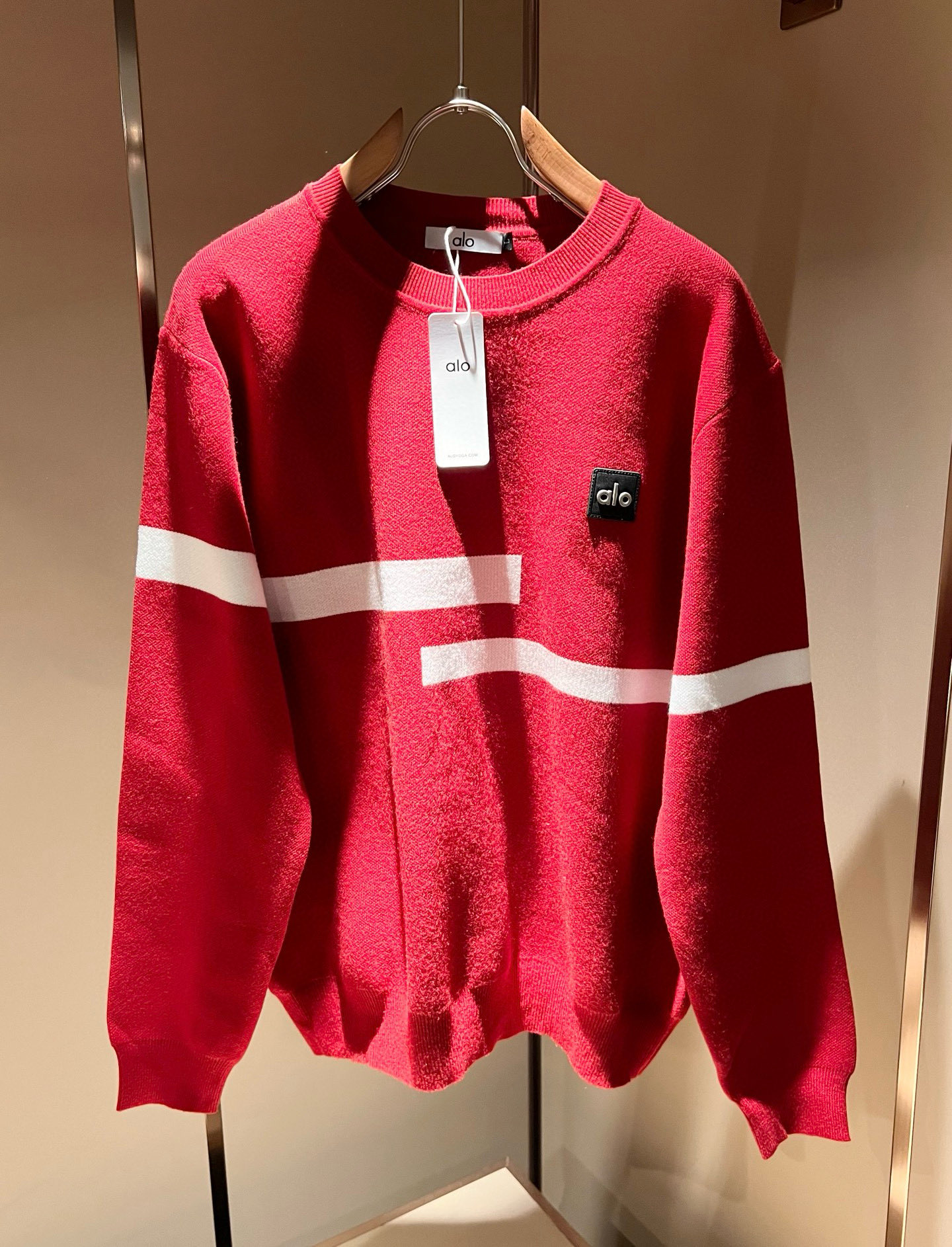 NO:727370,[Supports exchange after the year] Alo holiday series!  New autumn and winter knitted woolen sweaters, Christmas red, this year’s new counter products, [Spring Festival, hot style!  】The latest fashion trend effect, new fashion charm, 'Tianguan's work' that combines elements and modern trendy high street style, a single product with full appearance. Knitted wool fabric is supplied to customers!  It feels smooth and delicate, and the breathability and comfort are impeccable. The simple and stylish design comes from the latest fashion techniques, including the logo pattern badge design!  Showing the avant-garde unique personality. A must-have item for fashionistas to express the meticulous fashion atmosphere of the new season. Same style for men and women. Sizes M-4XL,,19860909【支持年后退换】 Alo 节日款系列！秋冬新款针织羊毛衫, 圣诞红今年的专柜新品,【春节,爆款！】最新时尚潮流效果,时尚新韵味,元素及现代潮流的高街风格融合一起的“天官之作”,颜值十足的单品.客供针织羊毛面料！手感顺滑细腻,着身的透气舒适感无可挑剔.简约时尚的版型设计来源于潮流时尚的最新手法,标志logo图案徽章设计！彰显前卫独特个性.时尚达人的必备单品表达全新季度一丝不苟的时尚气息.男女同款.尺码M-4XL,,,Men's clothing