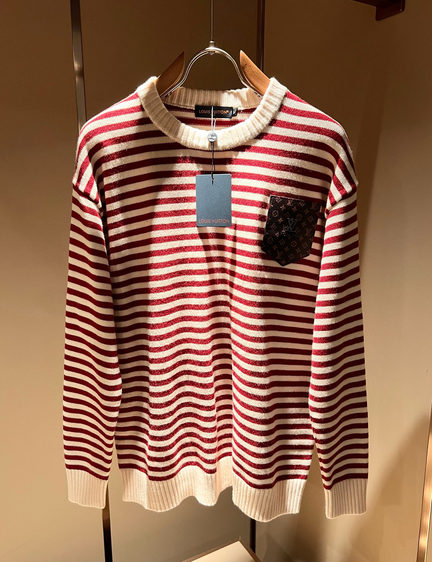 NO:727390,[Supports exchange after the year] LouisVuitt* Louis Vuitton holiday collection!  New autumn and winter striped knitted wool sweaters, Christmas red, this year’s new counter products, [Spring Festival, hot style!  】The latest fashion trend effect, new fashion charm, 'Tianguan's work' that combines elements and modern trendy high street style, a single product with full appearance. Knitted wool fabric is supplied to customers!  It feels smooth and delicate, and the breathability and comfort are impeccable. The simple and stylish design comes from the latest fashion techniques, including the logo pattern badge design!  Showing the avant-garde unique personality. A must-have item for fashionistas to express the meticulous fashion atmosphere of the new season. Same style for men and women. Sizes M-4XL,, louis vuitton, louis vuitton,19860909【支持年后退换】LouisVuitt*路易*登节日款系列！秋冬新款条纹针织羊毛衫, 圣诞红今年的专柜新品,【春节,爆款！】最新时尚潮流效果,时尚新韵味,元素及现代潮流的高街风格融合一起的“天官之作”,颜值十足的单品.客供针织羊毛面料！手感顺滑细腻,着身的透气舒适感无可挑剔.简约时尚的版型设计来源于潮流时尚的最新手法,标志logo图案徽章设计！彰显前卫独特个性.时尚达人的必备单品表达全新季度一丝不苟的时尚气息.男女同款.尺码M-4XL,,louis vuitton,louis vuitton,,Men's clothing