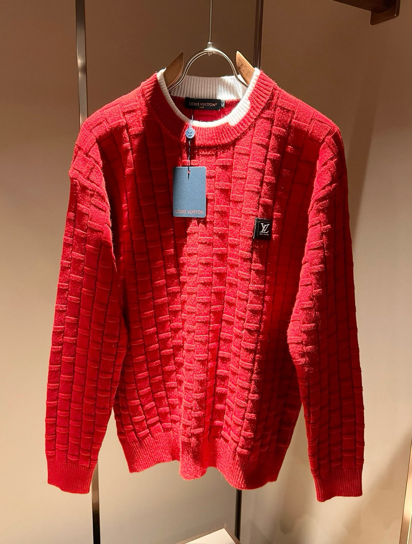 NO:727300,[Supports exchange after the new year] LouisVuitt* Louis Vuitton holiday collection!  New autumn and winter knitted woolen sweaters, Christmas red, this year’s new counter products, [Spring Festival, hot style!  】The latest fashion trend effect, new fashion charm, 'Tianguan's work' that combines elements and modern trendy high street style, a single product with full appearance. Knitted wool fabric is supplied to customers!  It feels smooth and delicate, and the breathability and comfort are impeccable. The simple and stylish design comes from the latest fashion techniques, including the logo pattern badge design!  Showing the avant-garde unique personality. A must-have item for fashionistas to express the meticulous fashion atmosphere of the new season. Same style for men and women. Sizes M-4XL,, louis vuitton, louis vuitton,19860909【支持年后退换】 LouisVuitt*路易*登节日款系列！秋冬新款针织羊毛衫, 圣诞红今年的专柜新品,【春节,爆款！】最新时尚潮流效果,时尚新韵味,元素及现代潮流的高街风格融合一起的“天官之作”,颜值十足的单品.客供针织羊毛面料！手感顺滑细腻,着身的透气舒适感无可挑剔.简约时尚的版型设计来源于潮流时尚的最新手法,标志logo图案徽章设计！彰显前卫独特个性.时尚达人的必备单品表达全新季度一丝不苟的时尚气息.男女同款.尺码M-4XL,,louis vuitton,louis vuitton,,Men's clothing