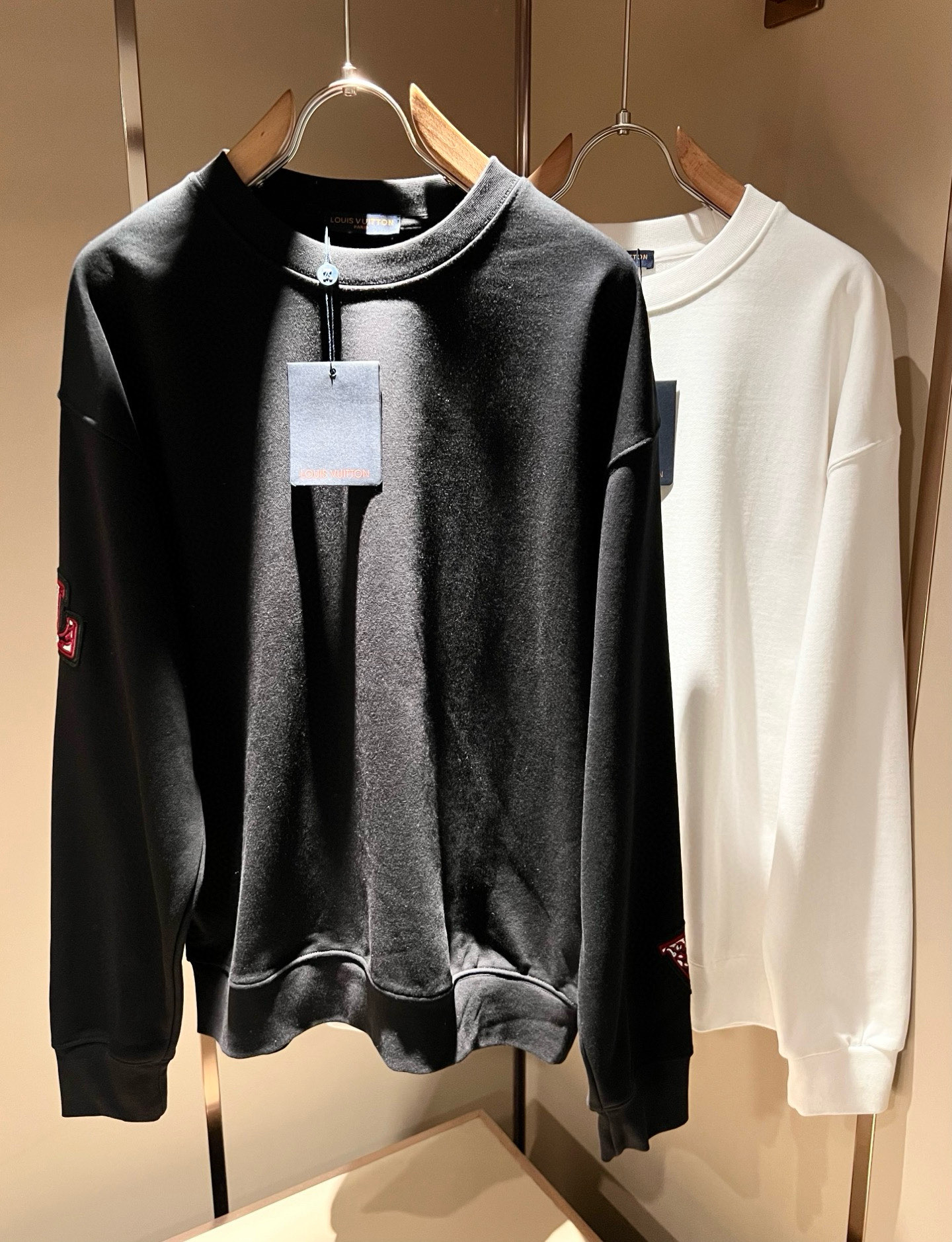 NO:727309,[Supports exchange after the new year] LouisVuitt* Louis*den's new autumn and winter series of items are online, a very fashionable and avant-garde long-sleeved sweatshirt for men and women, with logo and pattern laminated design!  It is different from the past and declares the design concept that the brand has inherited for many years!  Its eye-catching appeal is no less than any classic style, perfectly presenting the sense of fashion, high-end and luxury to the world!  Made of imported cotton material supplied by customers, selected high-quality pure cotton fabric, soft and skin-friendly and delicate, the actual product will definitely exceed your imagination, and it will be used to the extreme!  Size M-3XL,,louis vuitton,louis vuitton,hoodie,sweatshirts,19860909【支持年后退换】LouisVuitt*路易*登 秋冬全新系列单品上线,非常时髦前卫的一款男女同款长袖卫衣,标识logo图案压胶设计！区别于以往的不同,宣示品牌传承多年的设计理念！其吸睛度完全不亚于任何经典款式,将时髦高级感与奢华感完美呈现在世人眼前！客供进口全棉材质制成,精选优质纯棉面料,触感软糯亲肤细腻,实物到手绝对超乎你的想象,发挥到了极致！尺码M-3XL,,louis vuitton,louis vuitton,hoodie,sweatshirts,,Men's clothing