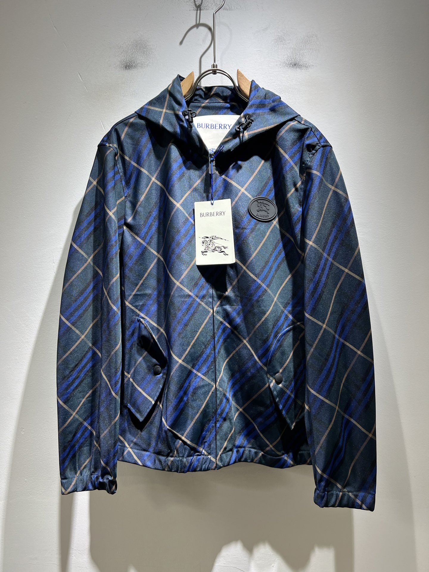 P300 BURBERY Las nuevas chaquetas de otoño e invierno 2025 de Burberry ya están aquí. Fabricada con tejidos de fibra de…