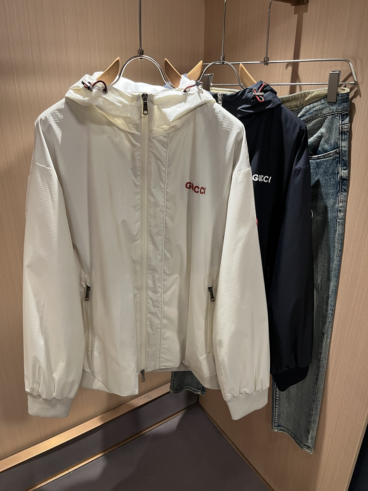 NO:745157,Gucc*Gujia 2026 spring and summer latest series!  Jackets of the same style for men and women are rarely available through trading company channels and are also available on the official website at the same time!  New fashion element design!  Logo pattern embroidery design on the chest!  Injecting full vitality into the new series, it is made of imported polyester fiber fabrics supplied by customers. The fabric feels soft and delicate against the skin, and has an extremely comfortable and breathable wearing experience. The whole item is very eye-catching and fashionable, and is deeply loved by young people today!  Basic loose-fitting cuts, unisex styles regardless of age and gender, suitable for matching all the styles and looks you need in your daily life!  It is recommended to wear couple outfits when going out on the street, it will be more eye-catching!  Size: M-3XL,,gucci,gucci,jackets & coats,jackets & coats,19860909Gucc*古家 2026春夏最新系列！男女同款夹克外套,贸易公司渠道稀出,同步官网发售 ！ 新时尚元素设计！胸前标志logo图案刺绣设计！为全新系列注入满满活力,选客供进口聚酯纤维面料制成,面料手感亲肤柔软细腻,拥有着无比舒适透气性的穿着体验,整件单品极具吸睛度与时尚感,深受当下年轻人的喜爱！基础宽松的版型裁剪,不分年龄与性别的中性款式,适合搭配你日常所需的所有风格与造型！建议搭配情侣装出街会更为养眼出色！尺码:M-3XL,,gucci,gucci,jackets & coats,jackets & coats,,Men's clothing