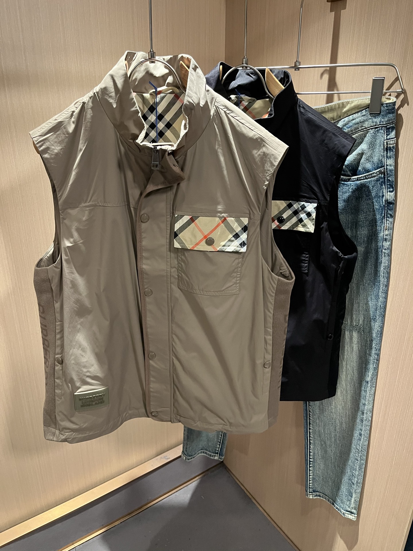 NO:745163,BURBER*Y's new spring and summer 2026 vest jackets are here. Made of the recently popular environmentally friendly polyester fiber fabric, the high-end outdoor sports and leisure series is a very hot sports trend!  The latest special material developed by BUR, memory fabric is also called memory cloth, which refers to fabrics with shape memory function. Sleeve logo pattern badge design!  Killing all the versions on the market, it can only be said that they are not of the same level at all. No matter in terms of materials, detail restoration and craftsmanship, we are not afraid of any challenges, just to provide you with wonderful products as always. A style that implements BUR's core concept tightly binds plaid and fashion, and always maintains perfection. The simple but not simple design style perfectly meets your daily needs. Size: M-3XL,, burberry, jackets & coats, jackets & coats,19860909BURBER*Y巴*莉2026春夏新品马甲夹克外套重磅来袭,最近比较火热的环保聚酯纤维面料制作而成,高端户外运动休闲系列,非常火热运动风潮！BUR最新研发的特殊材质,记忆面料也叫记忆布,是指具有形态记忆功能的面料,袖子logo图案徽章设计！秒杀市面上一切版本,只能说根本就不是一个级别的存在,不管是材质还是细节还原度以及工艺制作方面,不惧任何挑战,只为给大家奉献绝妙产物一如既往,始终如一,贯彻了BUR核心理念的一个款式将格纹与时尚紧紧的捆绑在一起,时刻保持完美,简约而不简单的的设计风格,完美的满足了你日常所需要的穿搭.尺码:M-3XL,,burberry,jackets & coats,jackets & coats,,Men's clothing