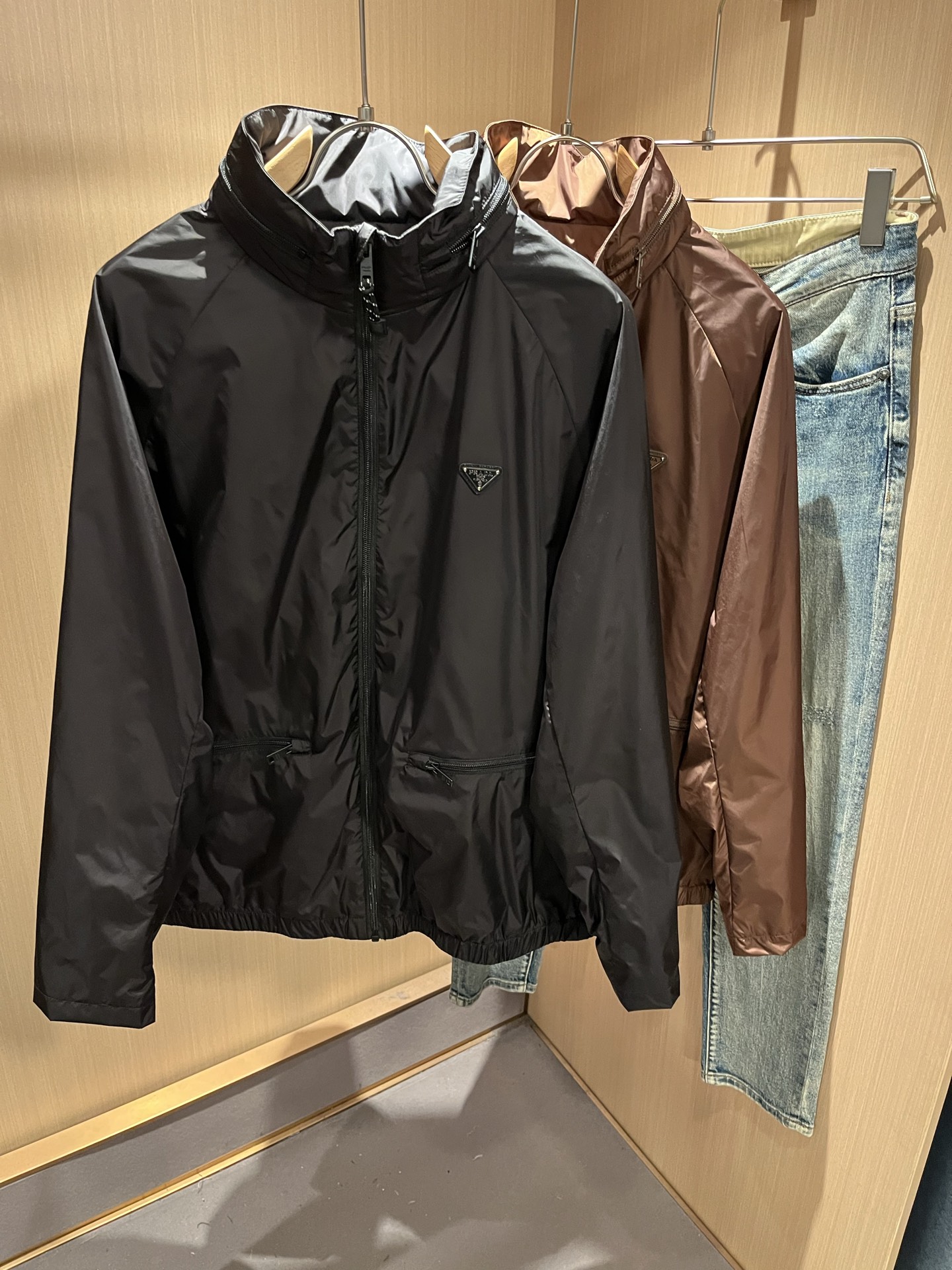 P300 Prada 2025 chaquetas casuales de otoño e invierno, las últimas chaquetas casuales con cremallera de moda, chaqueta…