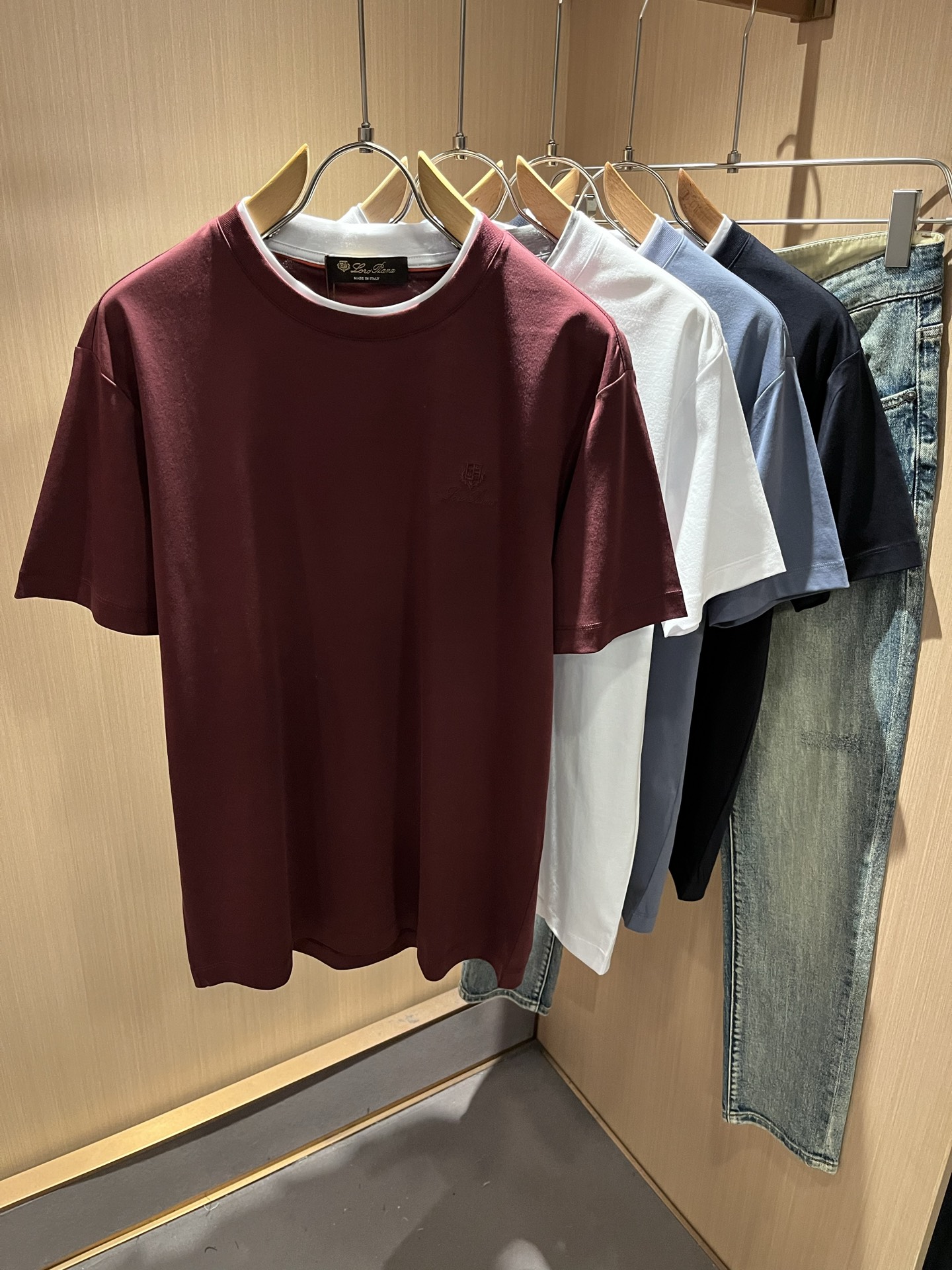 NO:736359,Loro Piana 2026 spring and summer men's latest trade order short-sleeved bottoming shirt, all in good condition!  !  The chest is designed with logo embroidery!  Customized pure cotton fabric!  The upper body is comfortable and breathable, not stiff, and the overall body has a rich three-dimensional feel. It is a quality export order and is customized with exclusive pure cotton fabric tailoring to meet the simple needs of commuters. The upper body effect is very good, slimming, and not picky about the figure. The fabric workmanship... is impeccable. Only good craftsmanship and good fabrics can make you wear a good taste. It is a must-have item for everyone!  Size M-3XL,,loro piana,T-shirt,19860909Loro Piana诺悠翩雅 2026春夏男士最新的贸易订单短袖打底衫,全品相！！胸前采用logo图案刺绣设计！定制纯棉面料！上身舒适透气,不僵硬,整体有着丰富的立体感,品质出口订单,定制专属纯棉面料剪裁,满足通勤人们对于着装的简约需求,上身效果很好,显瘦,不挑剔身材.面料做工....无可挑剔,好工艺好面料才能穿出好品味一款,人手必备单品！尺码M-3XL,,loro piana,T-shirt,,Men's clothing