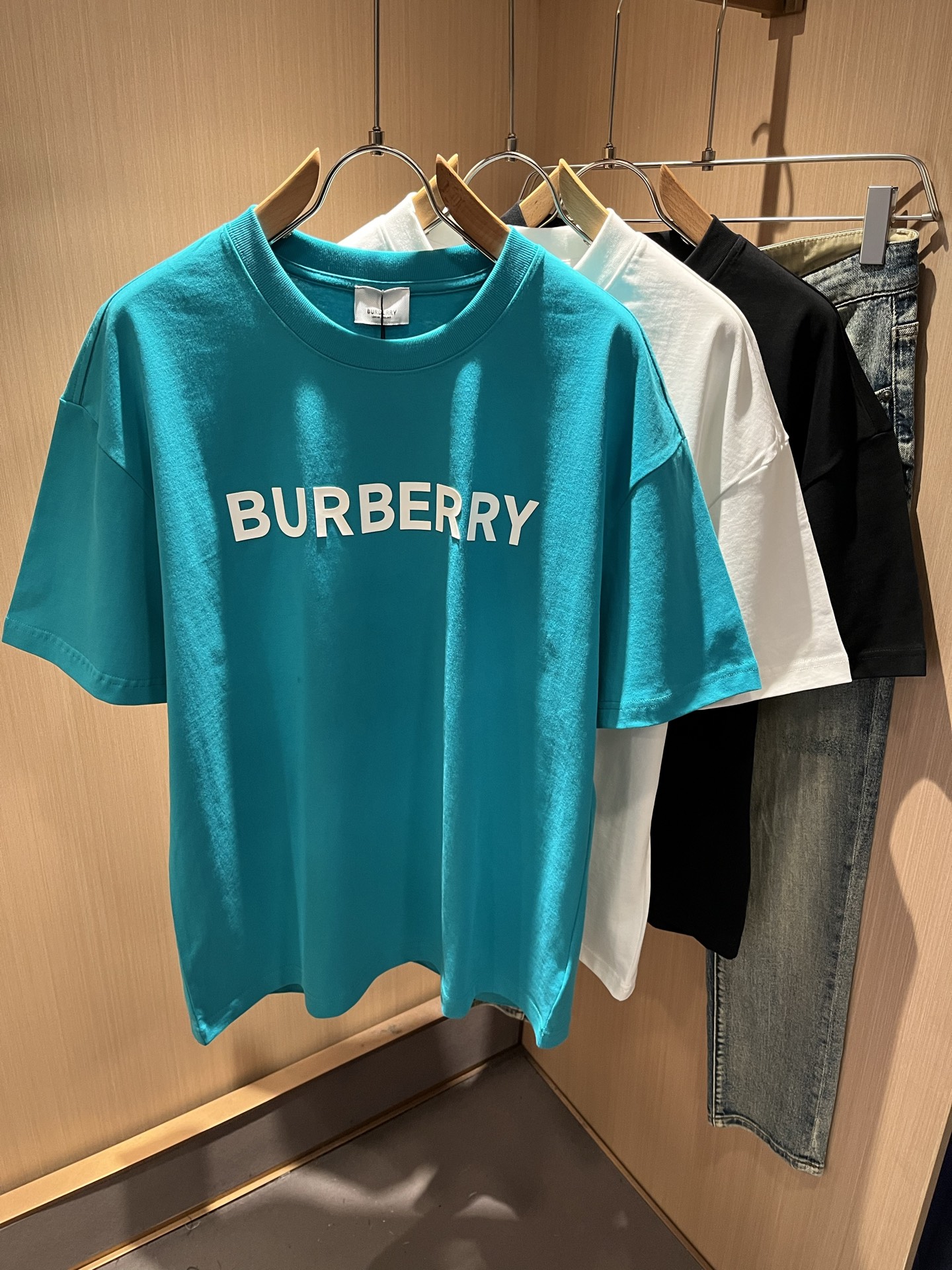 NO:736345,BURBER*Y's 2026 spring and summer new unisex short-sleeved T-shirt is a big hit. It is made of the recently popular environmentally friendly pure cotton fabric. It is a high-end outdoor sports and leisure series. It is a very hot sports trend!  BUR's latest developed special material, logo and pattern laminated design!  The fabric is also called memory cloth, which refers to the fabric with shape memory function. It beats all the versions on the market instantly. It can only be said that it is not on the same level at all. No matter in terms of material, detail restoration and craftsmanship, it is not afraid of any challenges, just to provide everyone with wonderful products. As always, it is consistent and implements B  A style of UR's core concept will be tightly tied to fashion, always maintaining a perfect, simple but not simple design style, which perfectly meets your daily needs. Size: M-2XL.,, burberry, T-shirt, tees, t-shirt,19860909BURBER*Y巴*莉2026春夏新品男女同款短袖T恤,重磅来袭,最近比较火热的环保纯棉面料制作而成,高端户外运动休闲系列,非常火热运动风潮！BUR最新研发的特殊材质,标志logo图案压胶设计！面料也叫记忆布,是指具有形态记忆功能的面料,秒杀市面上一切版本,只能说根本就不是一个级别的存在,不管是材质还是细节还原度以及工艺制作方面,不惧任何挑战,只为给大家奉献绝妙产物一如既往,始终如一,贯彻了BUR核心理念的一个款式将与时尚紧紧的捆绑在一起,时刻保持完美,简约而不简单的的设计风格,完美的满足了你日常所需要的穿搭.尺码:M-2XL.,,burberry,T-shirt,tees，t-shirt,,Men's clothing