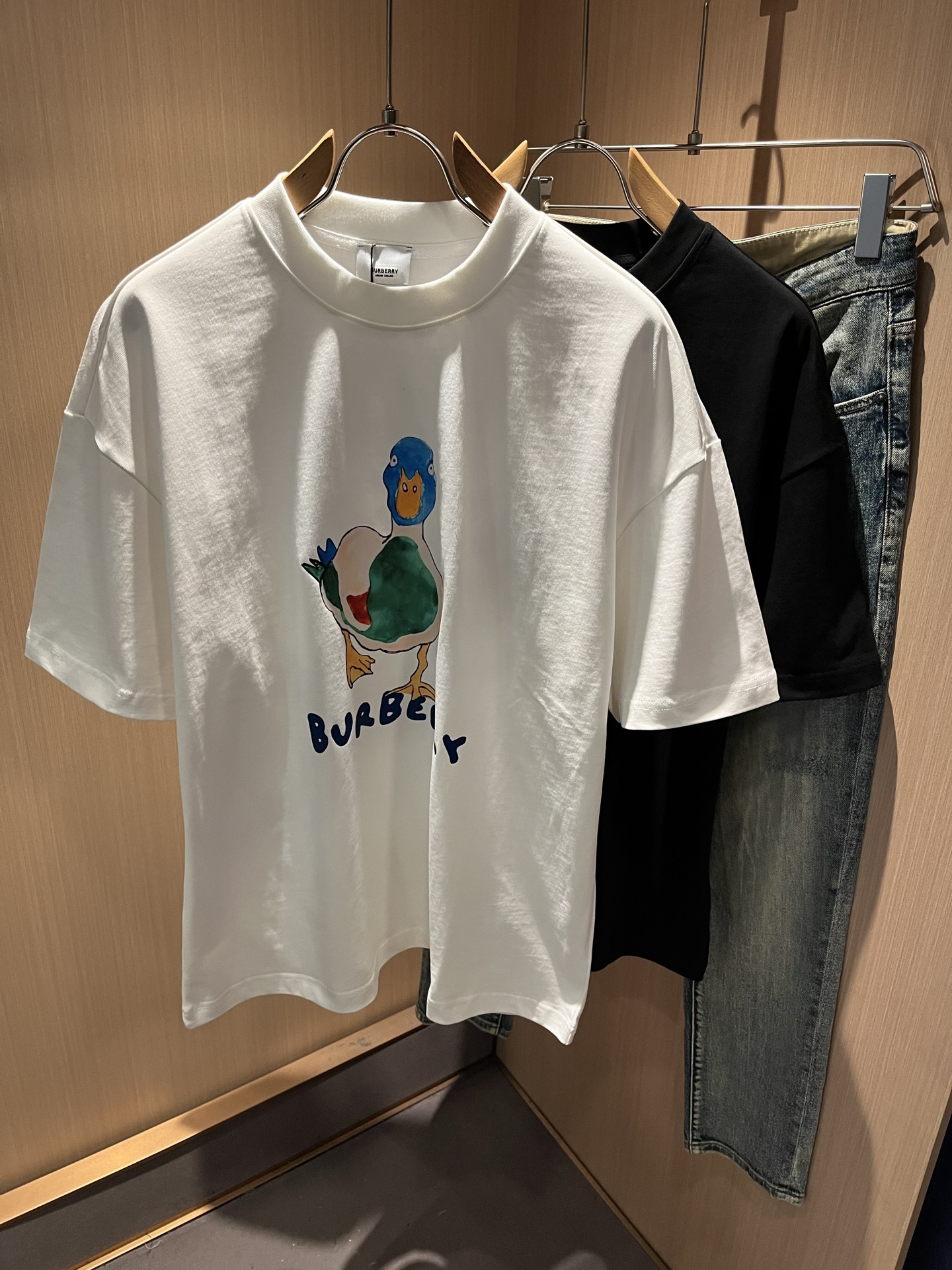 NO:736355,BURBER*Y's 2026 spring and summer new unisex short-sleeved T-shirt is a big hit. It is made of the recently popular environmentally friendly pure cotton fabric. It is a high-end outdoor sports and leisure series. It is a very hot sports trend!  BUR's latest developed special material, logo and pattern laminated design!  The fabric is also called memory cloth, which refers to the fabric with shape memory function. It beats all the versions on the market instantly. It can only be said that it is not on the same level at all. No matter in terms of material, detail restoration and craftsmanship, it is not afraid of any challenges, just to provide everyone with wonderful products. As always, it is consistent and implements B  A style of UR's core concept will be tightly tied to fashion, always maintaining a perfect, simple but not simple design style, which perfectly meets your daily needs. Size: M-2XL.,, burberry, T-shirt, tees, t-shirt,19860909BURBER*Y巴*莉2026春夏新品男女同款短袖T恤,重磅来袭,最近比较火热的环保纯棉面料制作而成,高端户外运动休闲系列,非常火热运动风潮！BUR最新研发的特殊材质,标志logo图案压胶设计！面料也叫记忆布,是指具有形态记忆功能的面料,秒杀市面上一切版本,只能说根本就不是一个级别的存在,不管是材质还是细节还原度以及工艺制作方面,不惧任何挑战,只为给大家奉献绝妙产物一如既往,始终如一,贯彻了BUR核心理念的一个款式将与时尚紧紧的捆绑在一起,时刻保持完美,简约而不简单的的设计风格,完美的满足了你日常所需要的穿搭.尺码:M-2XL.,,burberry,T-shirt,tees，t-shirt,,Men's clothing