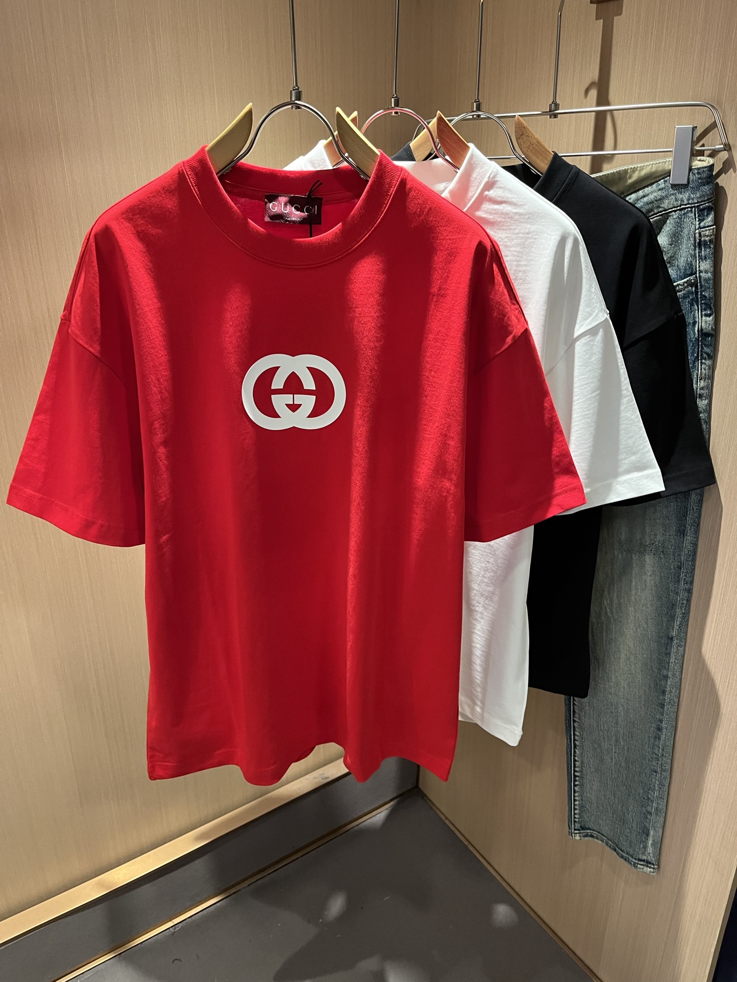 NO:736365,Gucc*Gujia 2026 spring and summer new casual loose cotton round neck short-sleeved T-shirt for gay couples!  Trading company channels are rare and available on the official website simultaneously!  The latest 2026 spring and summer series, classic fashion design elements, inject full vitality into the new series. This T-shirt is made of carefully selected imported cotton fabrics supplied by customers. The fabric feels skin-friendly, soft and delicate, and the body has a panoramic logo laminated design!  It has an extremely comfortable and breathable wearing experience. The whole piece is very eye-catching and fashionable, and is deeply loved by young people today!  Basic loose round neck cut, unisex style regardless of age and gender, suitable for matching all styles and looks you need in daily life!  It is recommended to wear couple outfits when going out on the street, it will be more eye-catching!  Size M-2XL,,gucci,gucci,T-shirt,tees,t-shirt,19860909Gucc*古家 2026春夏新款男女同情侣款休闲宽松棉质圆领短袖T恤衫！贸易公司渠道稀出,同步官网发售 ！ 2026春夏最新系列,经典时尚设计元素,为全新系列注入满满活力,这款T恤衫用心甄选客供进口棉面料制成,面料手感亲肤柔软细腻,衣身全景logo压胶设计！拥有着无比舒适透气性的穿着体验,整件单品极具吸睛度与时尚感,深受当下年轻人的喜爱！基础宽松的圆领版型裁剪,不分年龄与性别的中性款式,适合搭配你日常所需的所有风格与造型！建议搭配情侣装出街会更为养眼出色！尺码M-2XL,,gucci,gucci,T-shirt,tees，t-shirt,,Men's clothing