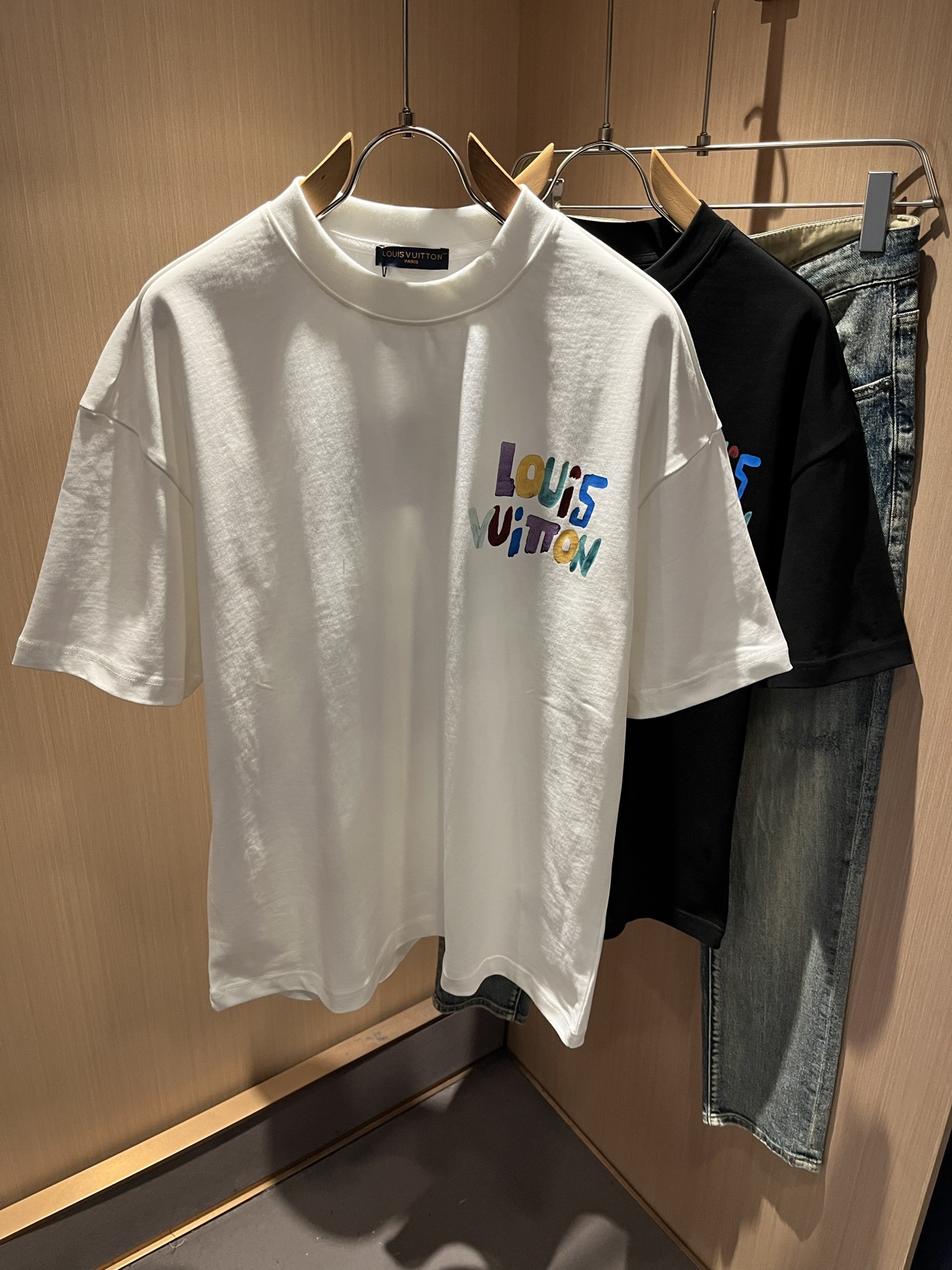 NO:736330,LouisVuitt* Louis*den's new 2026 spring and summer series of items are online. It is a very fashionable and avant-garde short-sleeved T-shirt for men and women, decorated with logo pattern printing!  It is different from the past and declares the design concept that the brand has inherited for many years!  Its eye-catching appeal is no less than any classic style, perfectly presenting the sense of fashion, high-end and luxury to the world!  It is made of imported 100% cotton material supplied by customers. It is a selection of high-quality pure cotton fabrics. It feels soft, waxy and delicate to the skin. The actual product will definitely exceed your imagination. It is extremely comfortable and breathable. Even if you sweat profusely, you will not feel greasy or stuffy. It maximizes sweat wicking and moisture absorption!  Size M-2XL,,louis vuitton,louis vuitton,T-shirt,tees,t-shirt,19860909LouisVuitt*路易*登 2026春夏全新系列单品上线,非常时髦前卫的一款男女同款短袖T恤,标识logo图案印花修饰！区别于以往的不同,宣示品牌传承多年的设计理念！其吸睛度完全不亚于任何经典款式,将时髦高级感与奢华感完美呈现在世人眼前！客供进口全棉材质制成,精选优质纯棉面料,触感软糯亲肤细腻,实物到手绝对超乎你的想象,贴身无比舒适透气,即便是汗流浃背也不会有腻身及闷热感可言,将排汗吸湿性发挥到了极致！尺码M-2XL,,louis vuitton,louis vuitton,T-shirt,tees，t-shirt,,Men's clothing