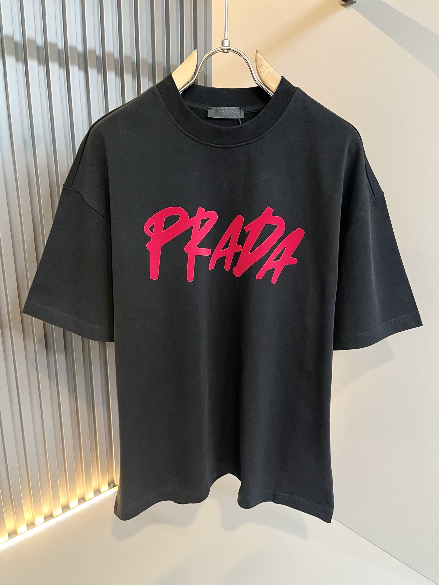 P90 Prada 2026 Camiseta de manga corta de nuevo estilo primavera y verano para hombre y mujer, ¡el último modelo está d…