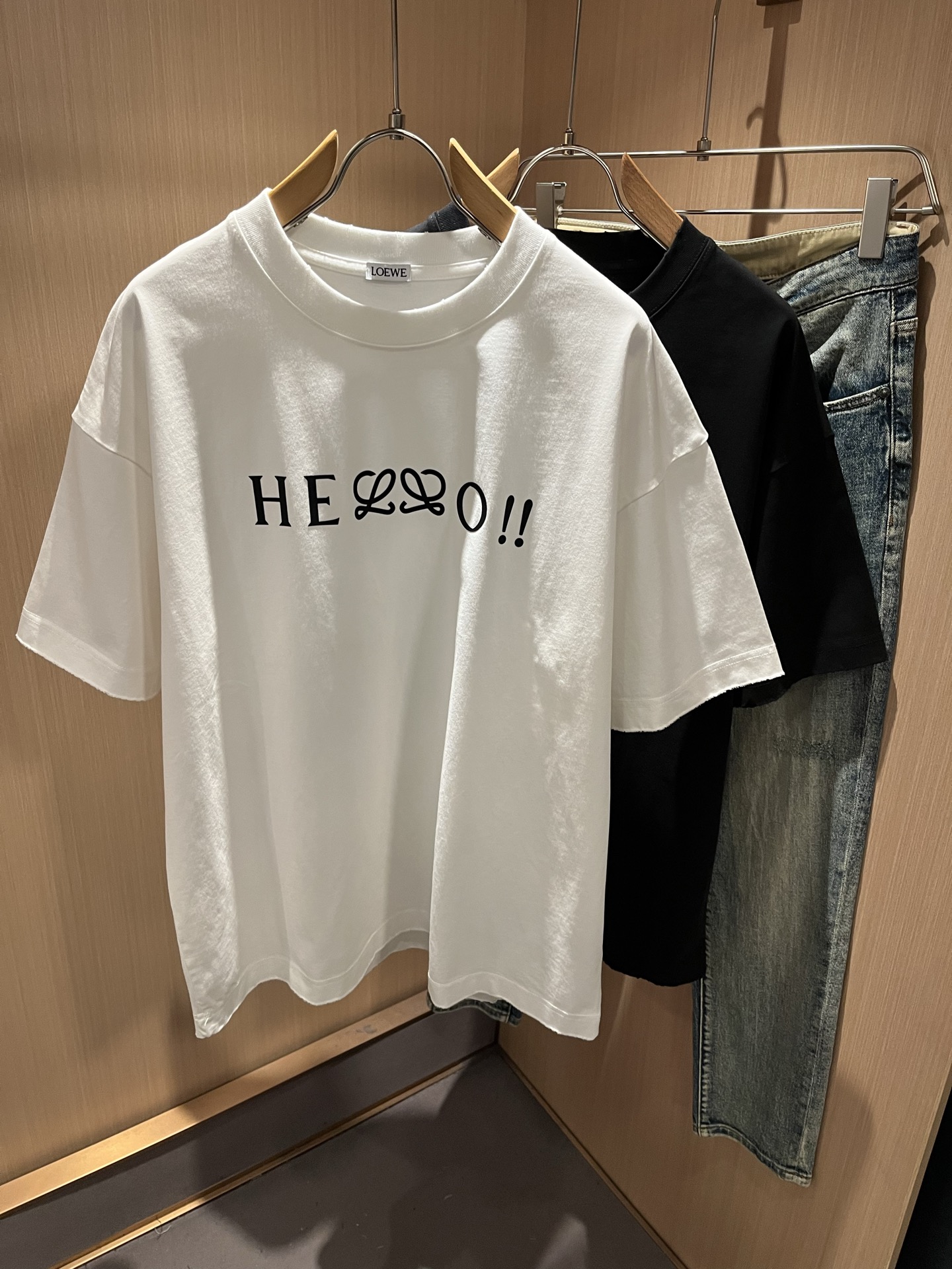 NO:736340,LOE*WE 2026 spring and summer new short-sleeved T-shirt for men and women, original order channel from Italy, highly personalized and high-end style, logo and pattern laminated technology design!  Pure cotton short-sleeved T-shirt for couples!  !  The latest popular fashion product has arrived. It is a simple and high-end fashion item. It is a fashion product with very high-end charm and is a must-have item for fashion trends!  Italian original factory channel, special supply level order, released simultaneously by Hong Kong, Macao and Taiwan buyer stores. This model is also the latest popular product of Loewe family this year, and it is also the most classic product. Its specifications and quality are beyond doubt!  !  The selection is extremely diverse. It goes without saying that this style has that fresh and natural feeling, which highlights the brand's charm and high-end sense. The texture of this style is very good, and the weight and color that can be felt by hand are even better on the skin. It is a full wearing enjoyment!  !  Size: M-3XL,,loewe,loewe,T-shirt,tees,t-shirt,19860909LOE*WE罗*威 2026春夏新款男女同款短袖T恤,意大利原厂订单渠道,极具个性高级风,标志logo图案压胶工艺设计！情侣款纯棉短袖T恤！！最新时尚潮流人气产物驾到,又是一款简约高级的时尚单品,穿搭魅力十分高级不俗的时尚产物 ,时尚潮流必备单品！意大利原厂渠道,特供级别订单,同步港澳台买手店发布,此款也是罗意威家今年的最新人气产物,也是最经典的产物,其规格跟档次更是毋庸置疑！！ 选择极具多样化,言而喻此款自然具备那种清新自然的感觉,彰显品牌魅力与高级感,此款的质感十分的到位,用手可以感知的重磅跟出彩亲肤程度更是上佳,十足的穿着享受！！尺码: M-3XL,,loewe,loewe,T-shirt,tees，t-shirt,,Men's clothing