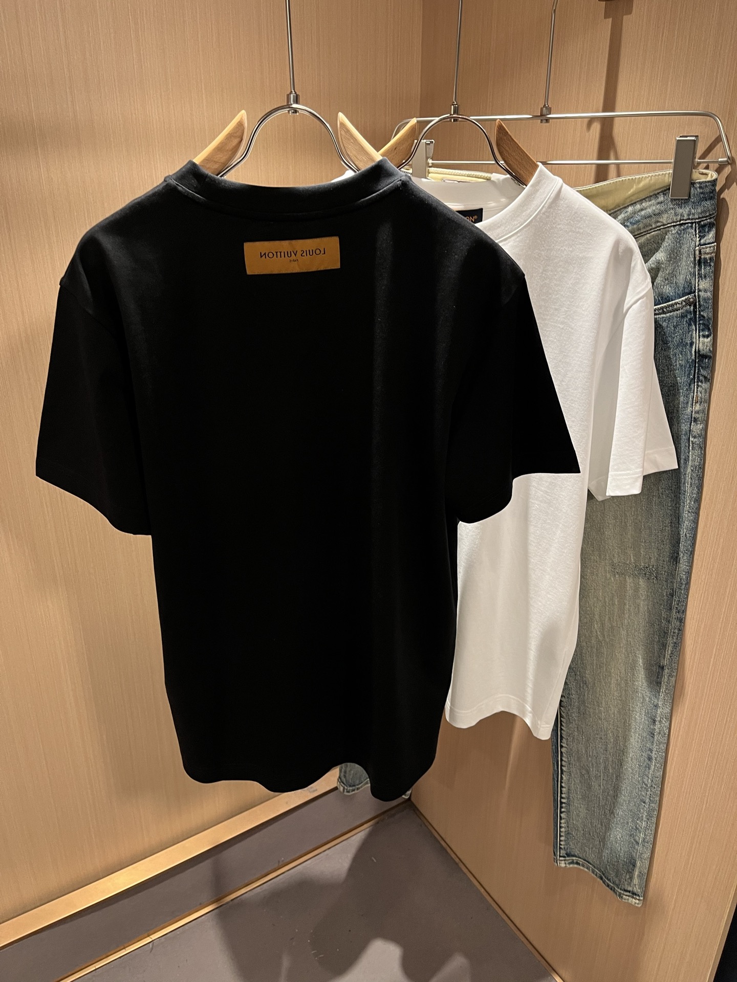 LouisVuitt*路易*登 2026春夏全新系列单品上线，非常时髦前卫的一款男女同款短袖T恤，标识l