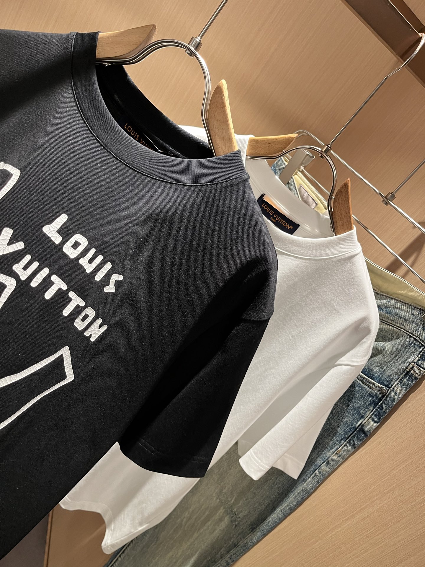 LouisVuitt*路易*登 2026春夏全新系列单品上线，非常时髦前卫的一款男女同款短袖T恤，标识l