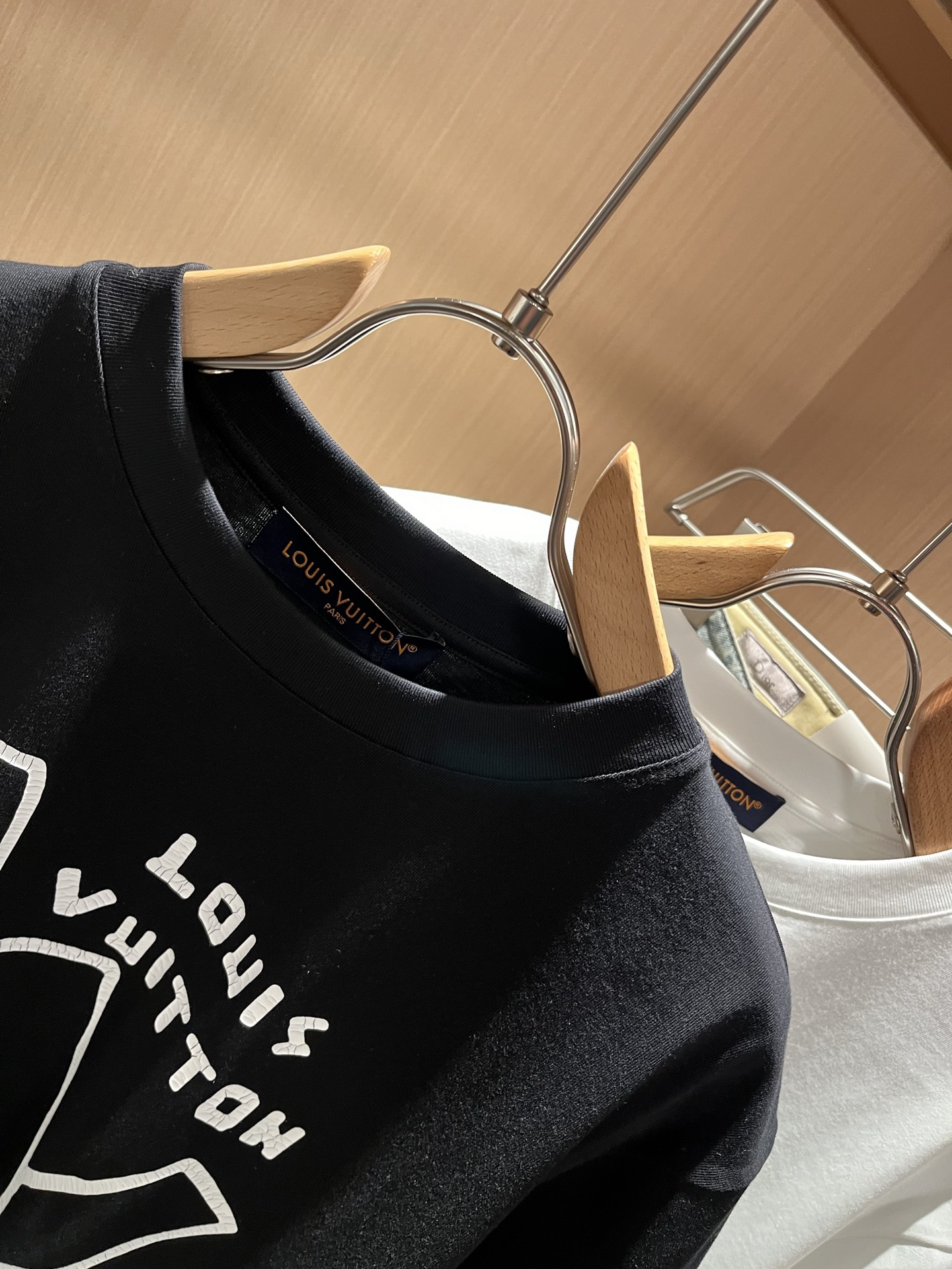 LouisVuitt*路易*登 2026春夏全新系列单品上线，非常时髦前卫的一款男女同款短袖T恤，标识l
