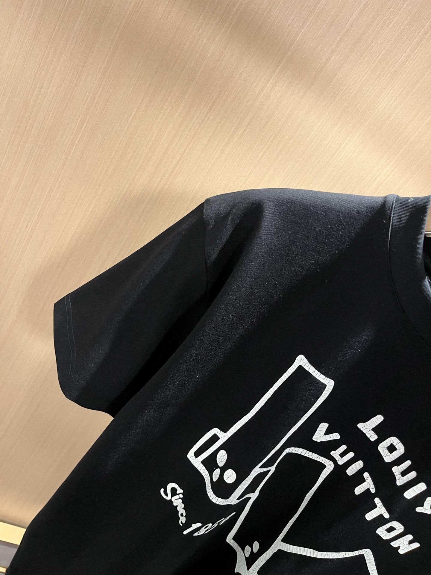 LouisVuitt*路易*登 2026春夏全新系列单品上线，非常时髦前卫的一款男女同款短袖T恤，标识l