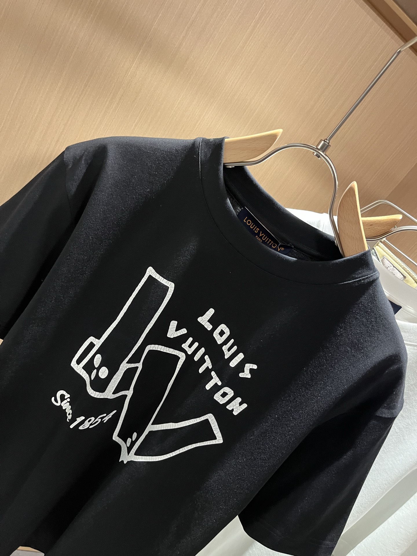 LouisVuitt*路易*登 2026春夏全新系列单品上线，非常时髦前卫的一款男女同款短袖T恤，标识l