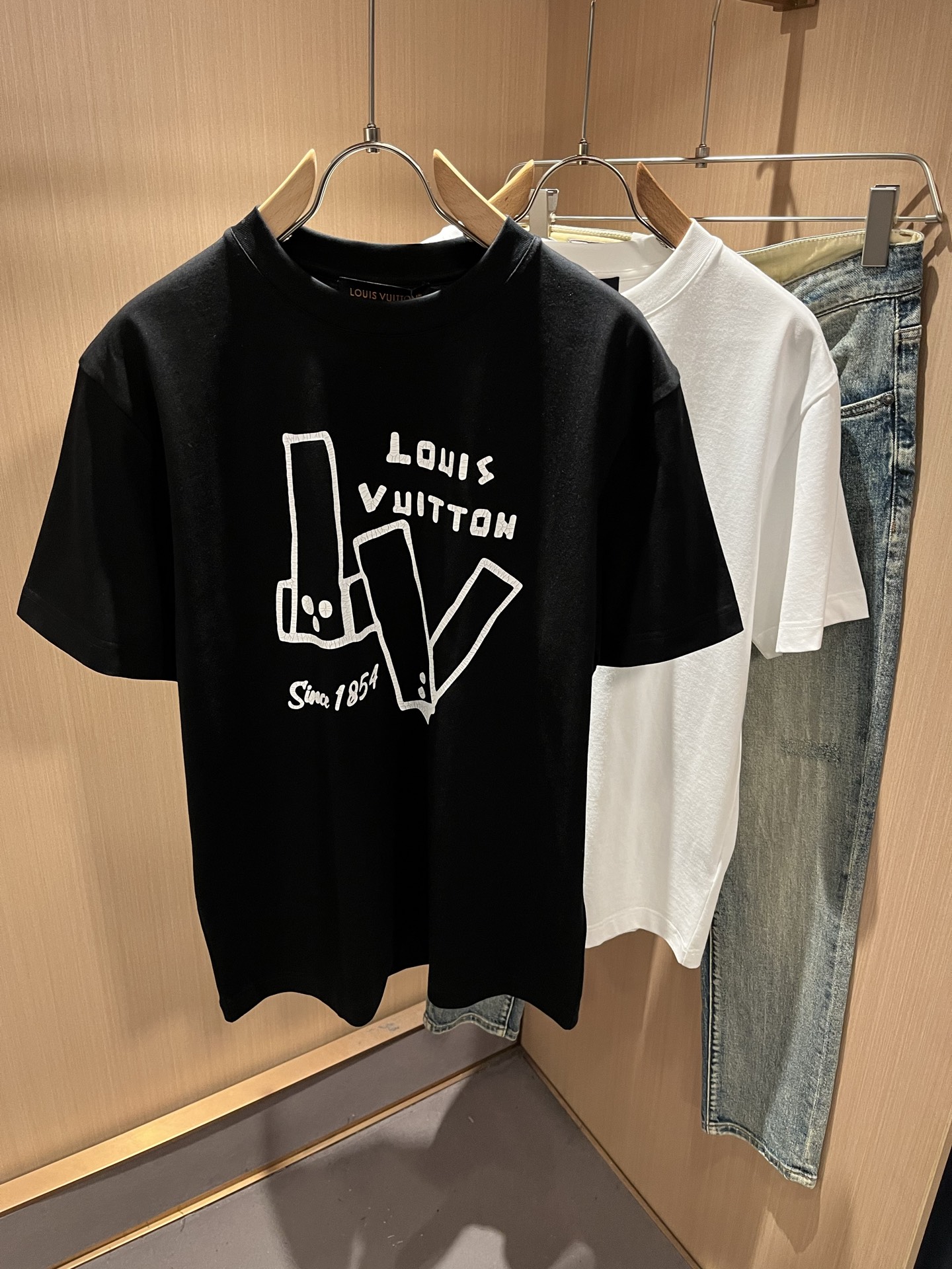 LouisVuitt*路易*登 2026春夏全新系列单品上线，非常时髦前卫的一款男女同款短袖T恤，标识l