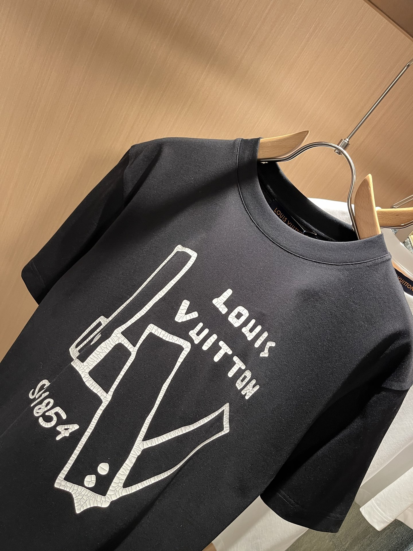 LouisVuitt*路易*登 2026春夏全新系列单品上线，非常时髦前卫的一款男女同款短袖T恤，标识l