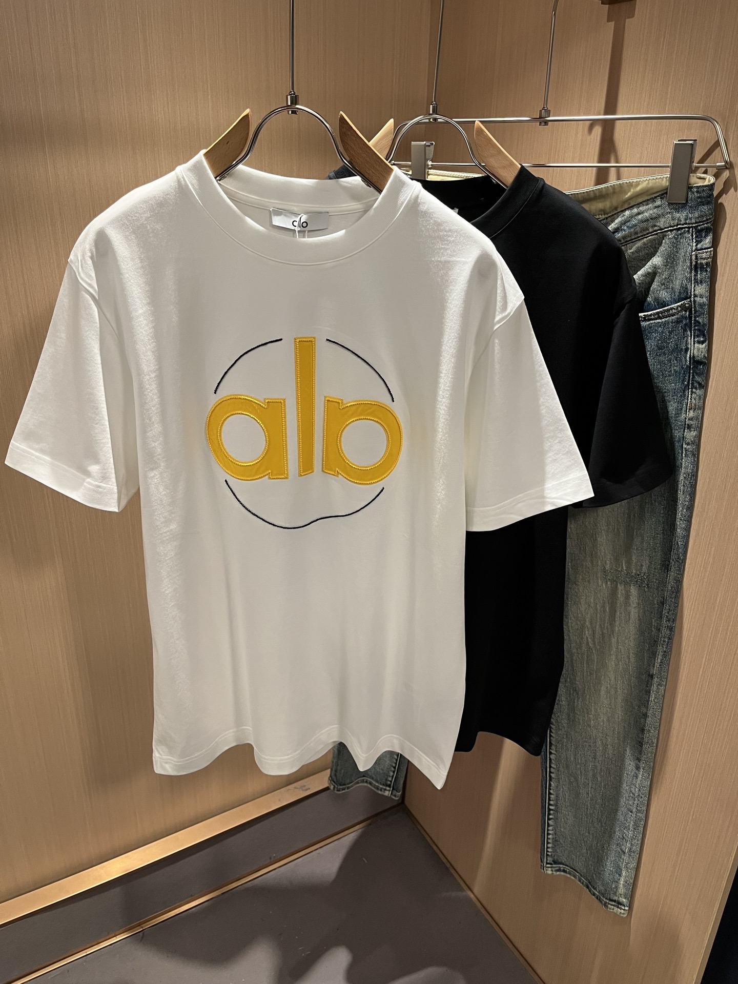 NO:736336,Alo2026 spring and summer new series of items are online, a very fashionable and avant-garde short-sleeved T-shirt for men and women, with logo embroidery and decoration!  It is different from the past and declares the design concept that the brand has inherited for many years!  Its eye-catching appeal is no less than any classic style, perfectly presenting the sense of fashion, high-end and luxury to the world!  It is made of 260 grams of imported 100% cotton material. It is made of high-quality pure cotton fabrics. It feels soft and skin-friendly. It will definitely exceed your imagination when you get it. It is extremely comfortable and breathable. Even if you sweat profusely, you will not feel greasy or stuffy. It maximizes sweat wicking and moisture absorption!  Size S-2XL,,T-shirt,tees,t-shirt,19860909Alo2026春夏全新系列单品上线,非常时髦前卫的一款男女同款短袖T恤,标识logo图案刺绣修饰！区别于以往的不同,宣示品牌传承多年的设计理念！其吸睛度完全不亚于任何经典款式,将时髦高级感与奢华感完美呈现在世人眼前！客供进口260克全棉材质制成,精选优质纯棉面料,触感软糯亲肤细腻,实物到手绝对超乎你的想象,贴身无比舒适透气,即便是汗流浃背也不会有腻身及闷热感可言,将排汗吸湿性发挥到了极致！尺码S-2XL,,T-shirt,tees，t-shirt,,Men's clothing