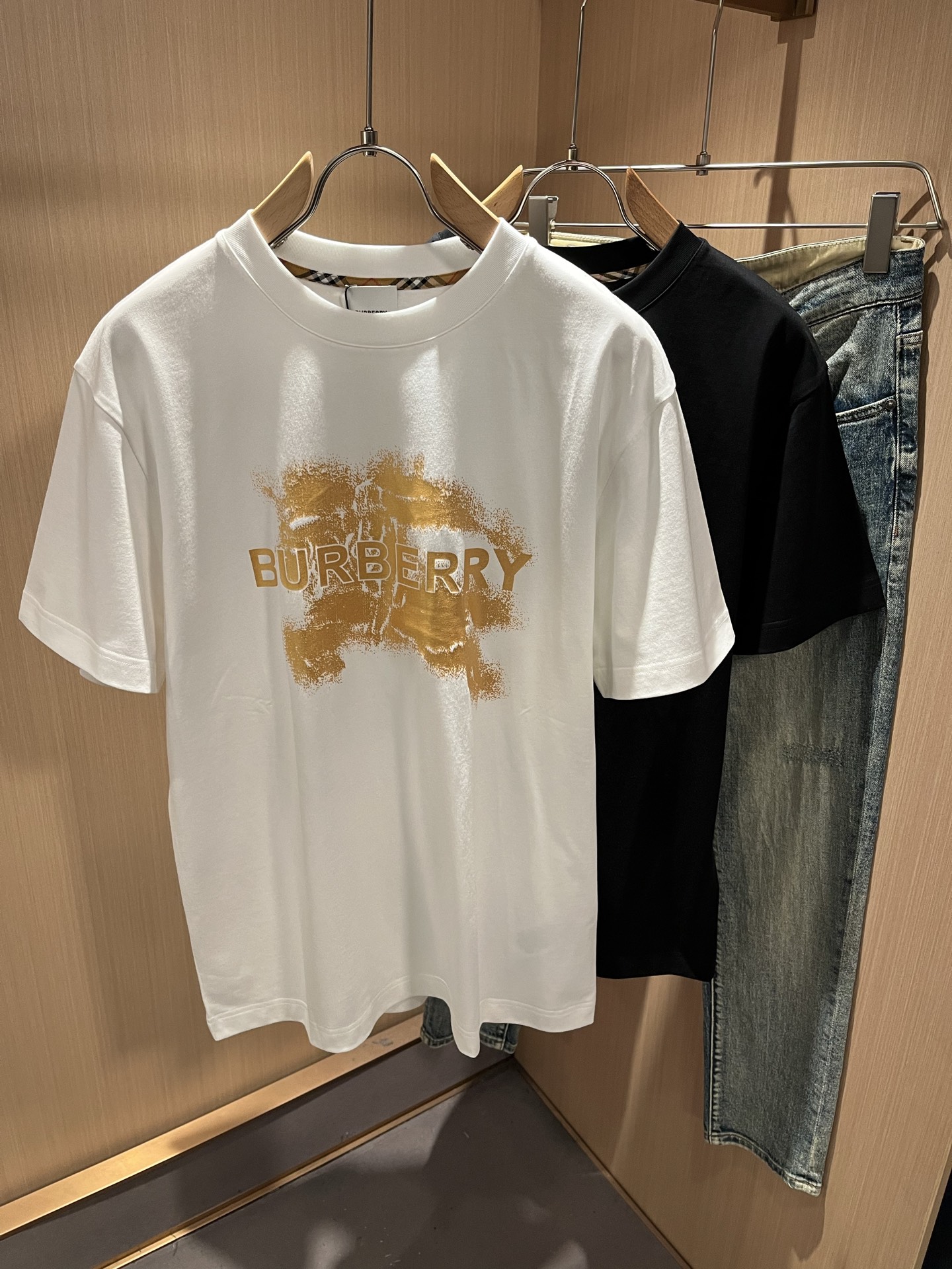 NO:736348,BURBER*Y's 2026 spring and summer new short-sleeved T-shirt is a big hit. It is made of the recently popular environmentally friendly pure cotton fabric. It is a high-end outdoor sports and leisure series. It is a very hot sports trend!  BUR's latest research and development of special materials, body logo print design!  The fabric is also called memory cloth, which refers to the fabric with morphological memory function. It beats all versions on the market instantly. It can only be said that it is not on the same level at all. Whether it is the material, the degree of detail restoration and the craftsmanship, it is not afraid of any challenges, just to provide everyone with wonderful products. As always, it is consistent and implemented.  A style of BUR's core concept will be tightly tied to fashion, always maintaining a perfect, simple but not simple design style, which perfectly meets your daily needs. Size: S-2XL,, burberry, T-shirt, tees, t-shirt,19860909BURBER*Y巴*莉2026春夏新品短袖T恤,重磅来袭,最近比较火热的环保纯棉面料制作而成,高端户外运动休闲系列,非常火热运动风潮！BUR最新研发的特殊材质,衣身logo图案印花设计！面料也叫记忆布,是指具有形态记忆功能的面料,秒杀市面上一切版本,只能说根本就不是一个级别的存在,不管是材质还是细节还原度以及工艺制作方面,不惧任何挑战,只为给大家奉献绝妙产物一如既往,始终如一,贯彻了BUR核心理念的一个款式将与时尚紧紧的捆绑在一起,时刻保持完美,简约而不简单的的设计风格,完美的满足了你日常所需要的穿搭.尺码:S-2XL,,burberry,T-shirt,tees，t-shirt,,Men's clothing