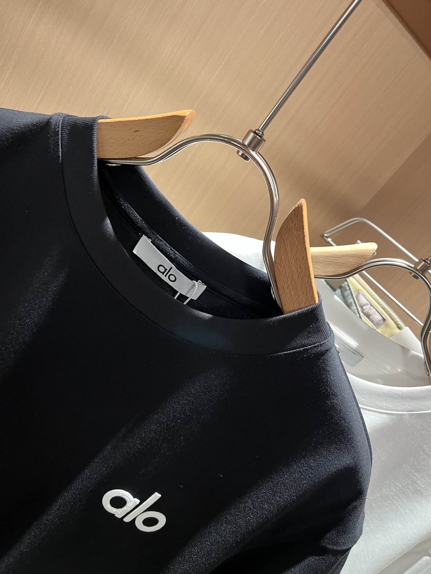 Alo2026春夏全新系列单品上线，非常时髦前卫的一款男女同款短袖T恤，标识logo图案刺绣修饰！区别于