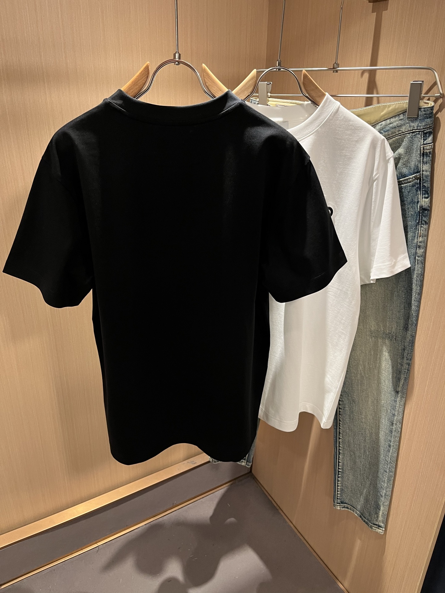 Alo2026春夏全新系列单品上线，非常时髦前卫的一款男女同款短袖T恤，标识logo图案刺绣修饰！区别于