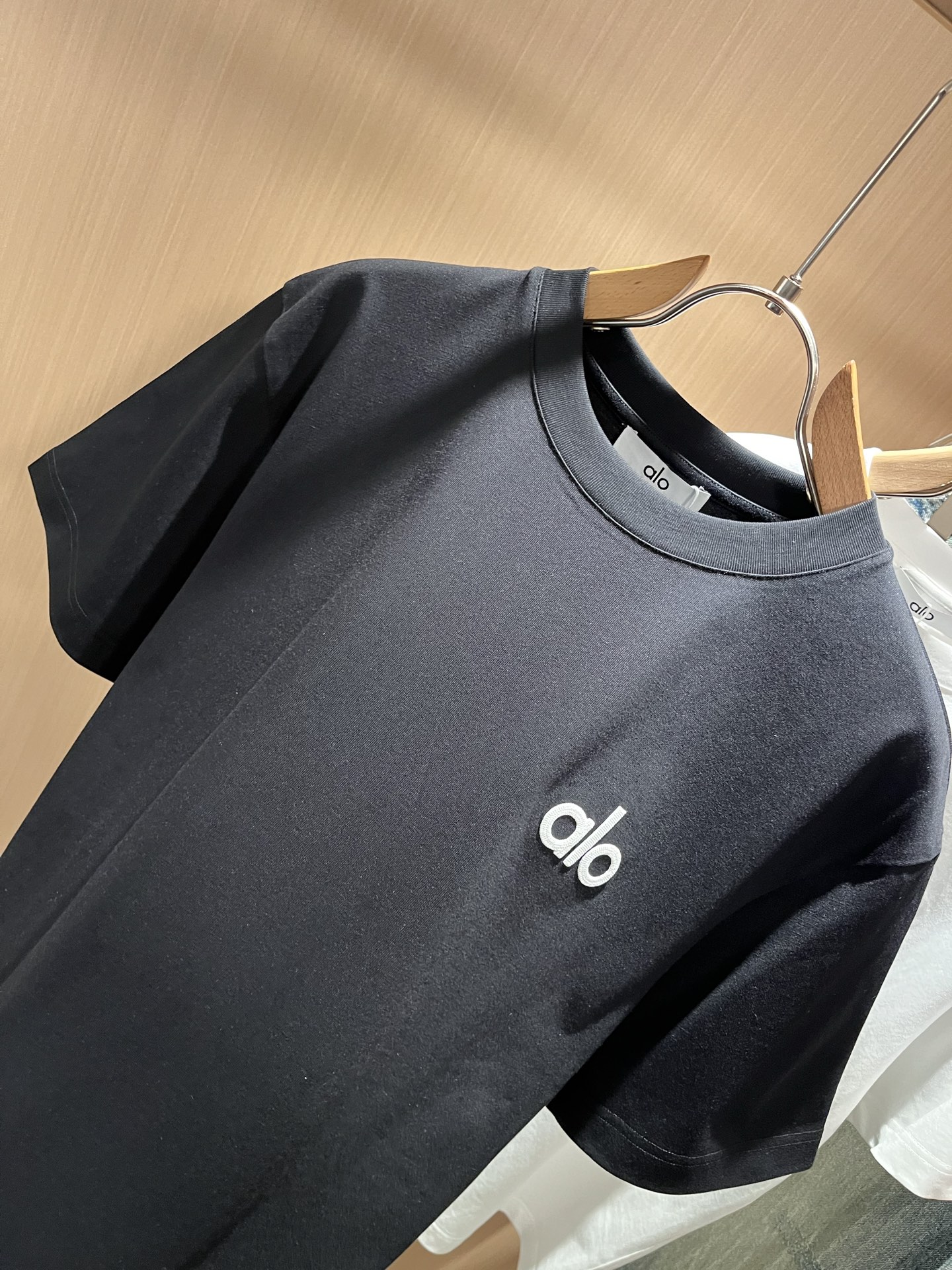 Alo2026春夏全新系列单品上线，非常时髦前卫的一款男女同款短袖T恤，标识logo图案刺绣修饰！区别于