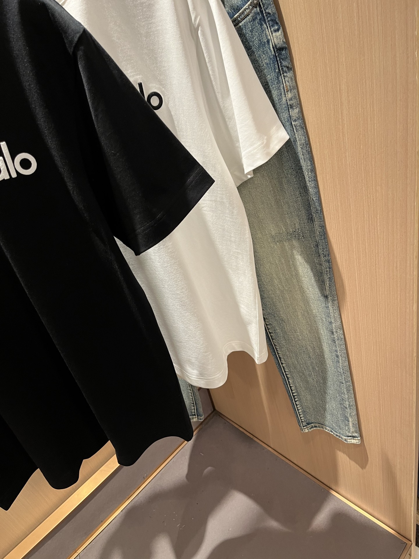 Alo2026春夏全新系列单品上线，非常时髦前卫的一款男女同款短袖T恤，标识logo图案刺绣修饰！区别于