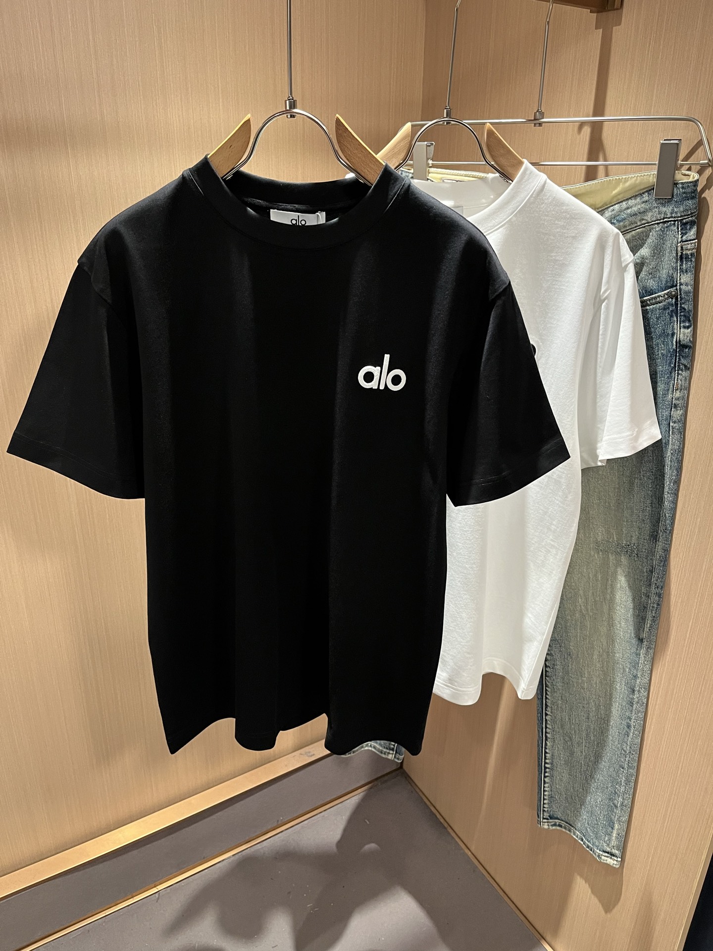 Alo2026春夏全新系列单品上线，非常时髦前卫的一款男女同款短袖T恤，标识logo图案刺绣修饰！区别于