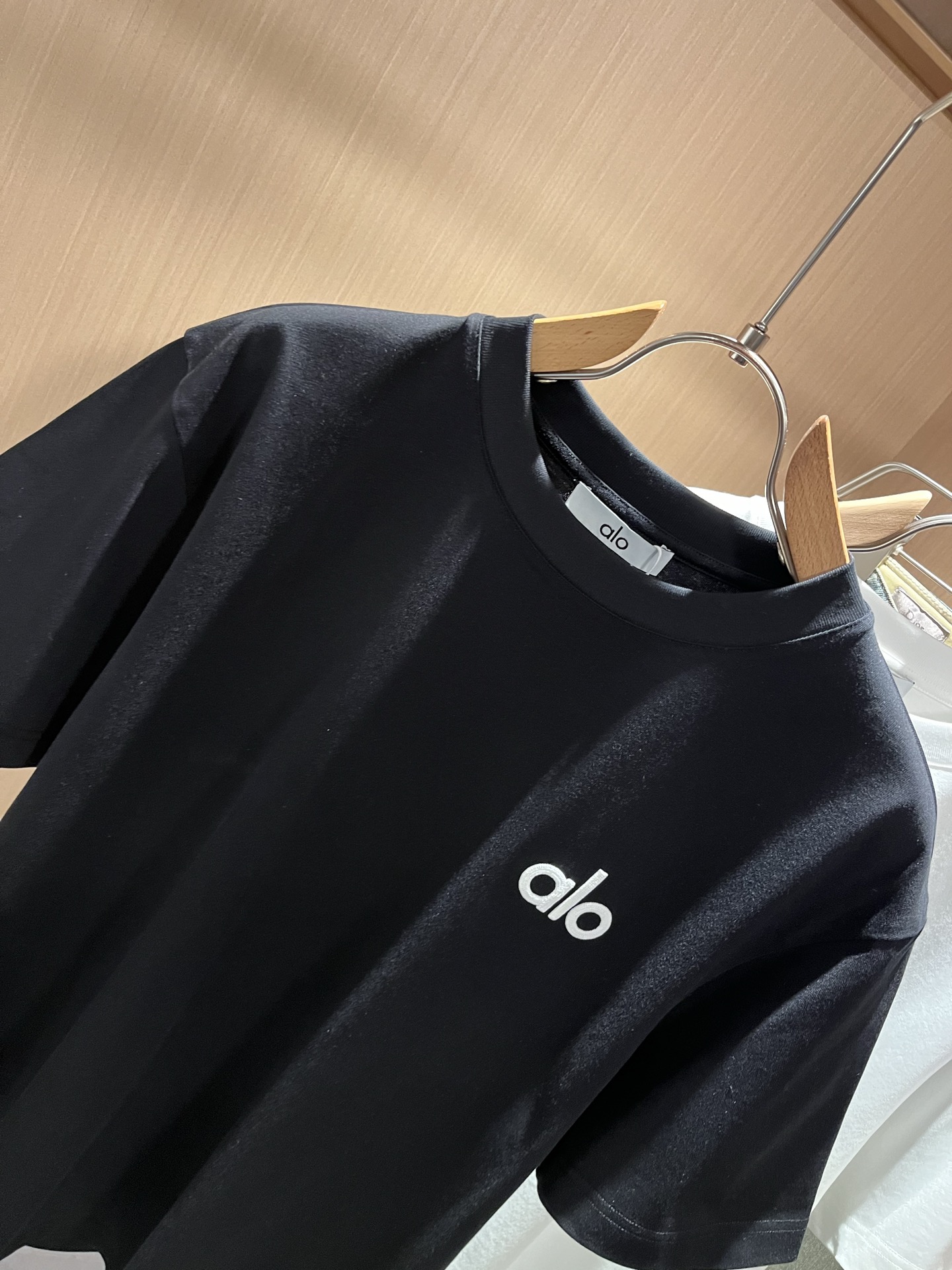 Alo2026春夏全新系列单品上线，非常时髦前卫的一款男女同款短袖T恤，标识logo图案刺绣修饰！区别于