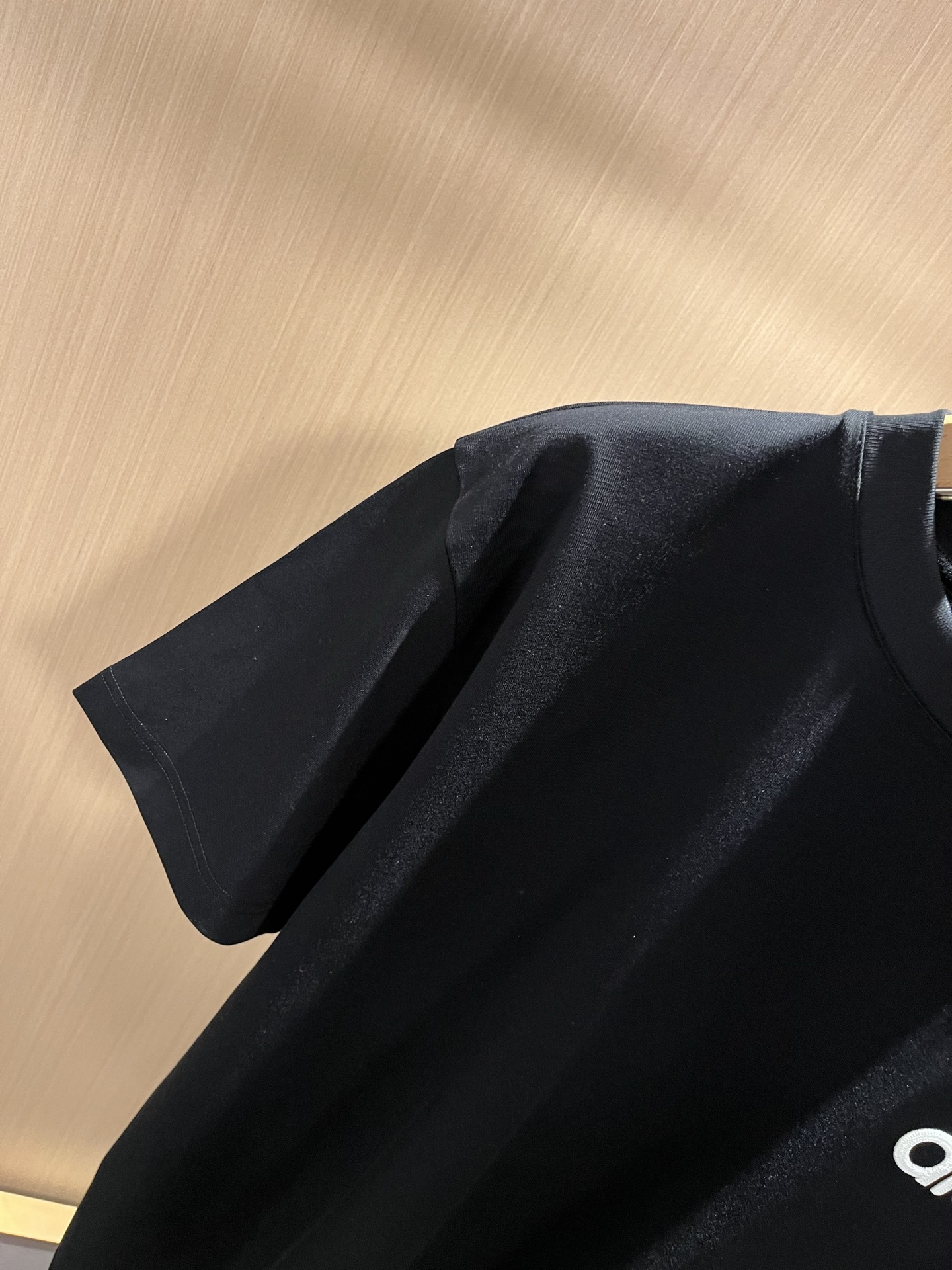 Alo2026春夏全新系列单品上线，非常时髦前卫的一款男女同款短袖T恤，标识logo图案刺绣修饰！区别于