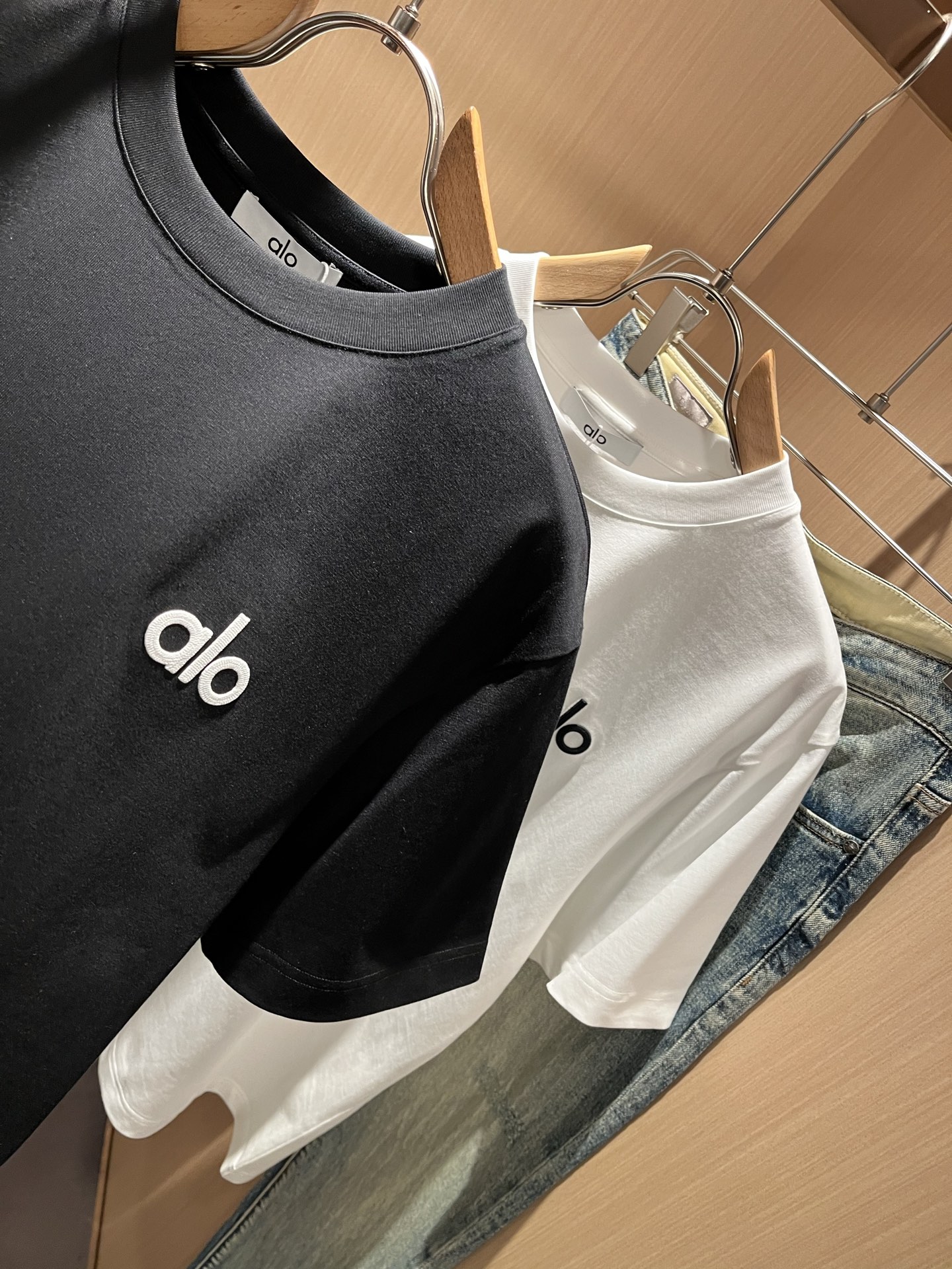 Alo2026春夏全新系列单品上线，非常时髦前卫的一款男女同款短袖T恤，标识logo图案刺绣修饰！区别于