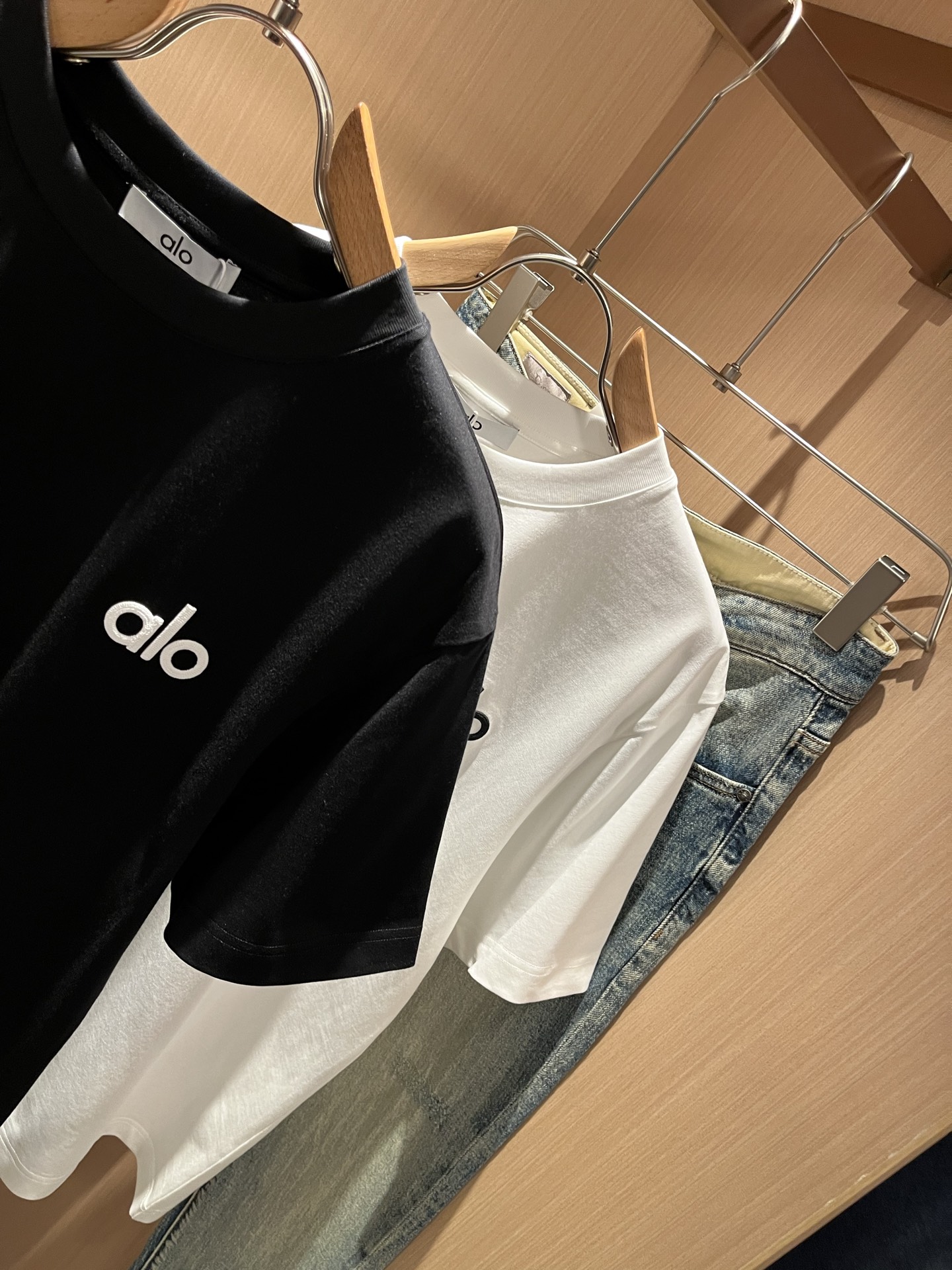 Alo2026春夏全新系列单品上线，非常时髦前卫的一款男女同款短袖T恤，标识logo图案刺绣修饰！区别于