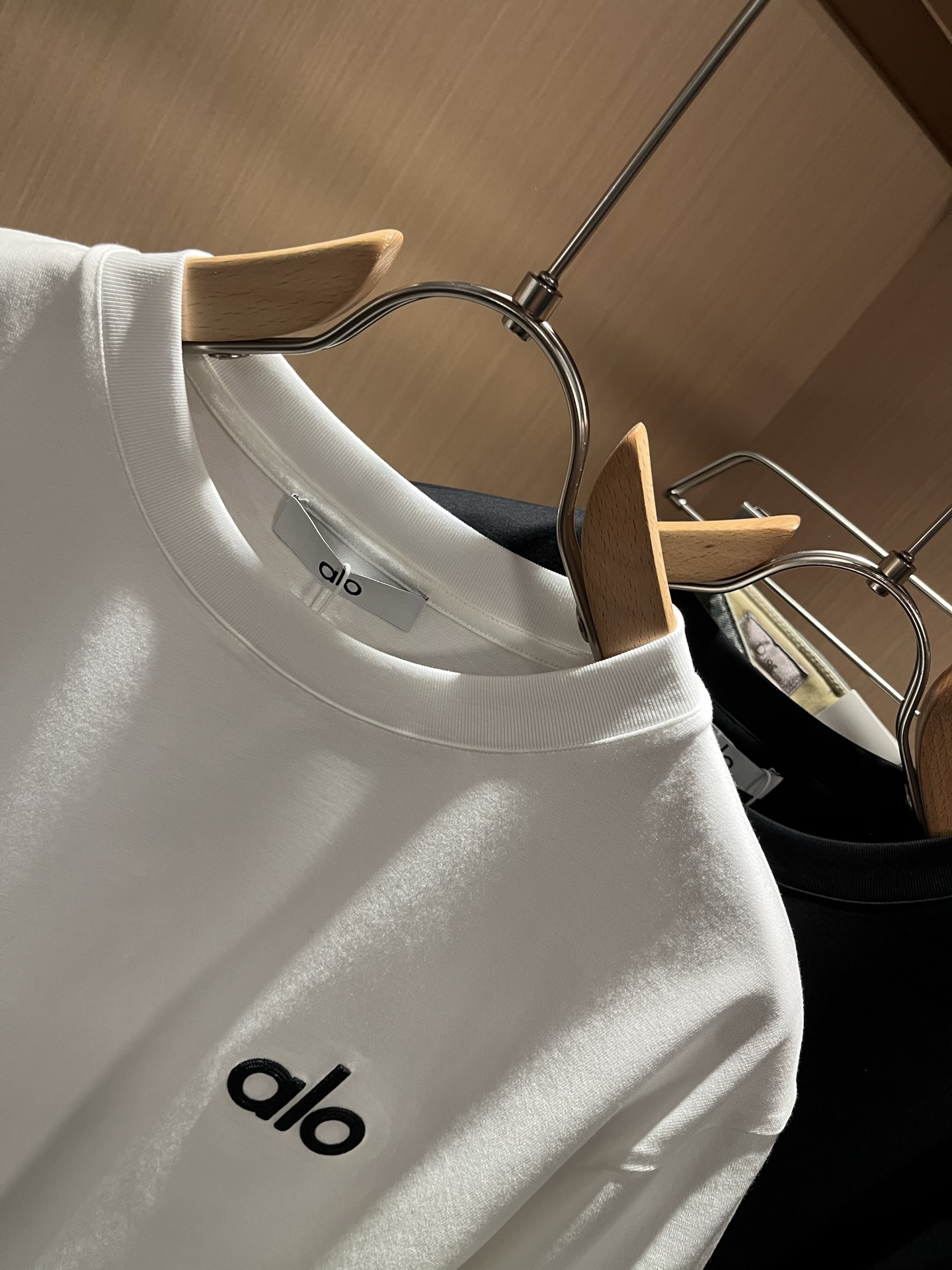 Alo2026春夏全新系列单品上线，非常时髦前卫的一款男女同款短袖T恤，标识logo图案刺绣修饰！区别于