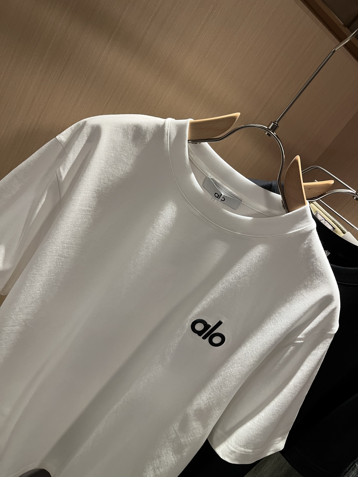 Alo2026春夏全新系列单品上线，非常时髦前卫的一款男女同款短袖T恤，标识logo图案刺绣修饰！区别于