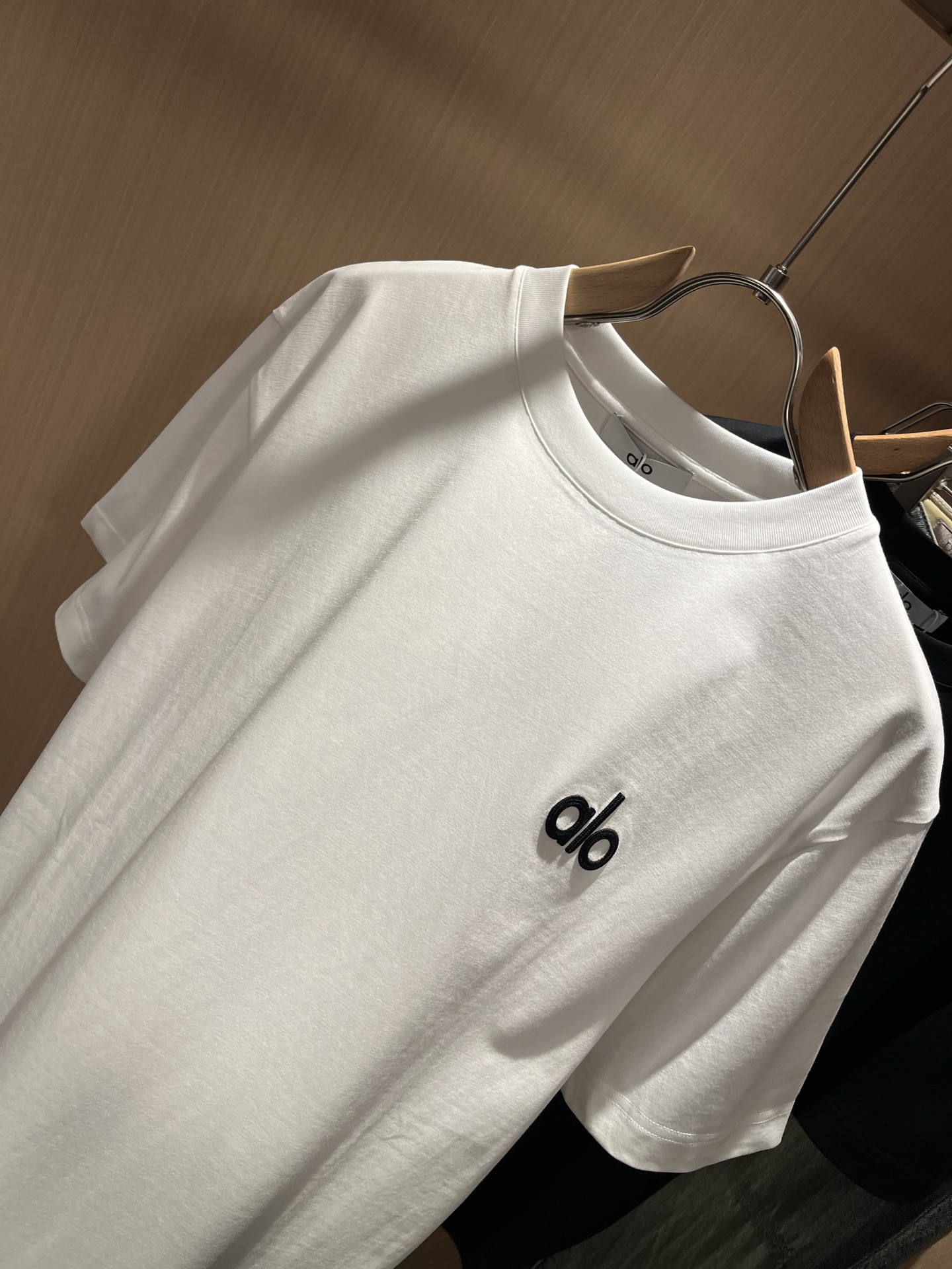 Alo2026春夏全新系列单品上线，非常时髦前卫的一款男女同款短袖T恤，标识logo图案刺绣修饰！区别于