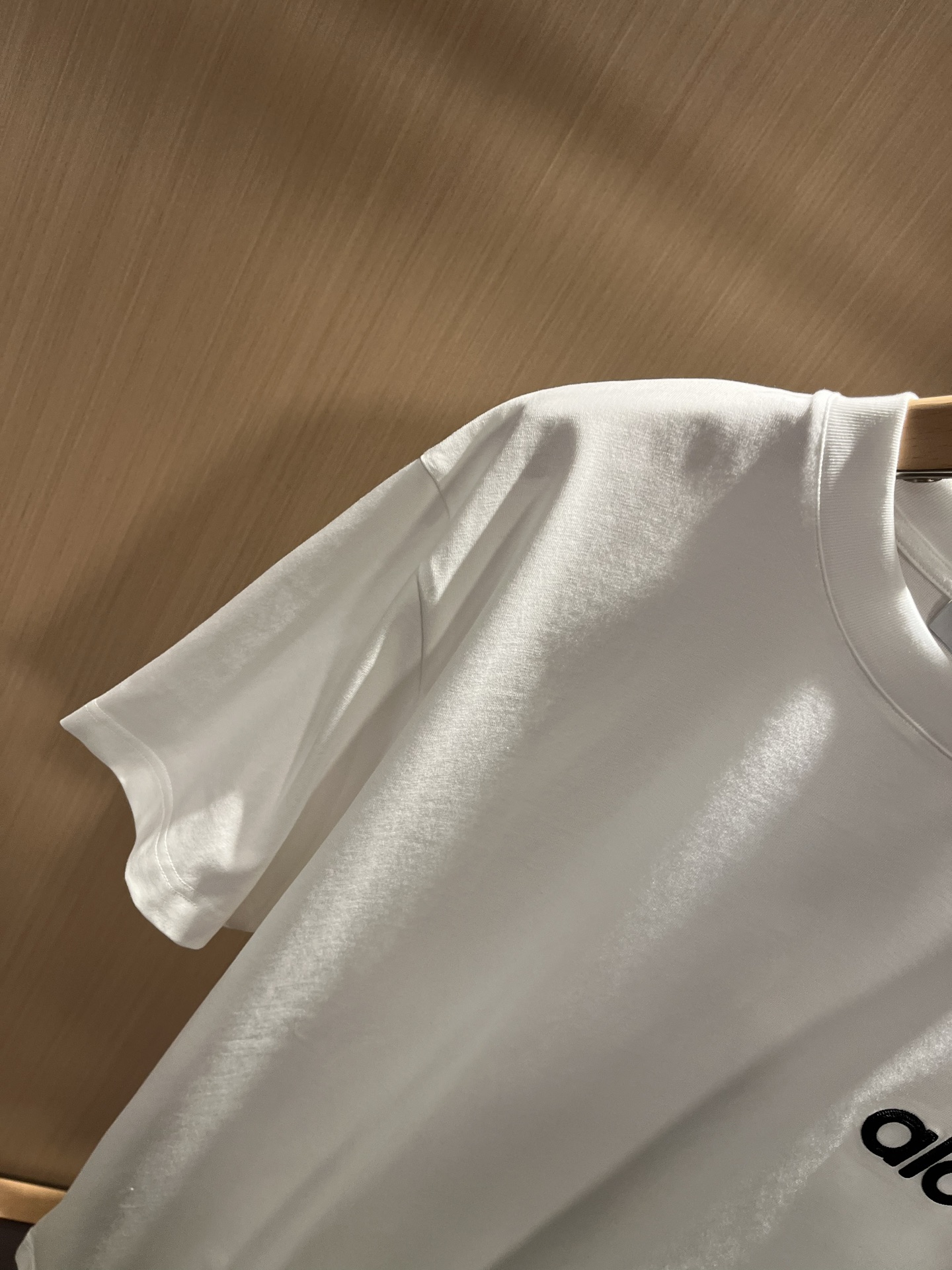 Alo2026春夏全新系列单品上线，非常时髦前卫的一款男女同款短袖T恤，标识logo图案刺绣修饰！区别于