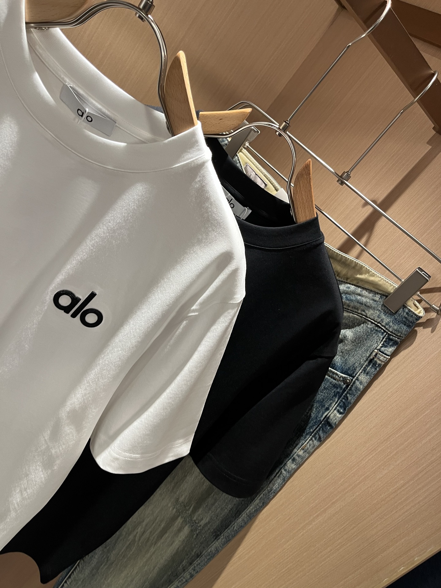 Alo2026春夏全新系列单品上线，非常时髦前卫的一款男女同款短袖T恤，标识logo图案刺绣修饰！区别于