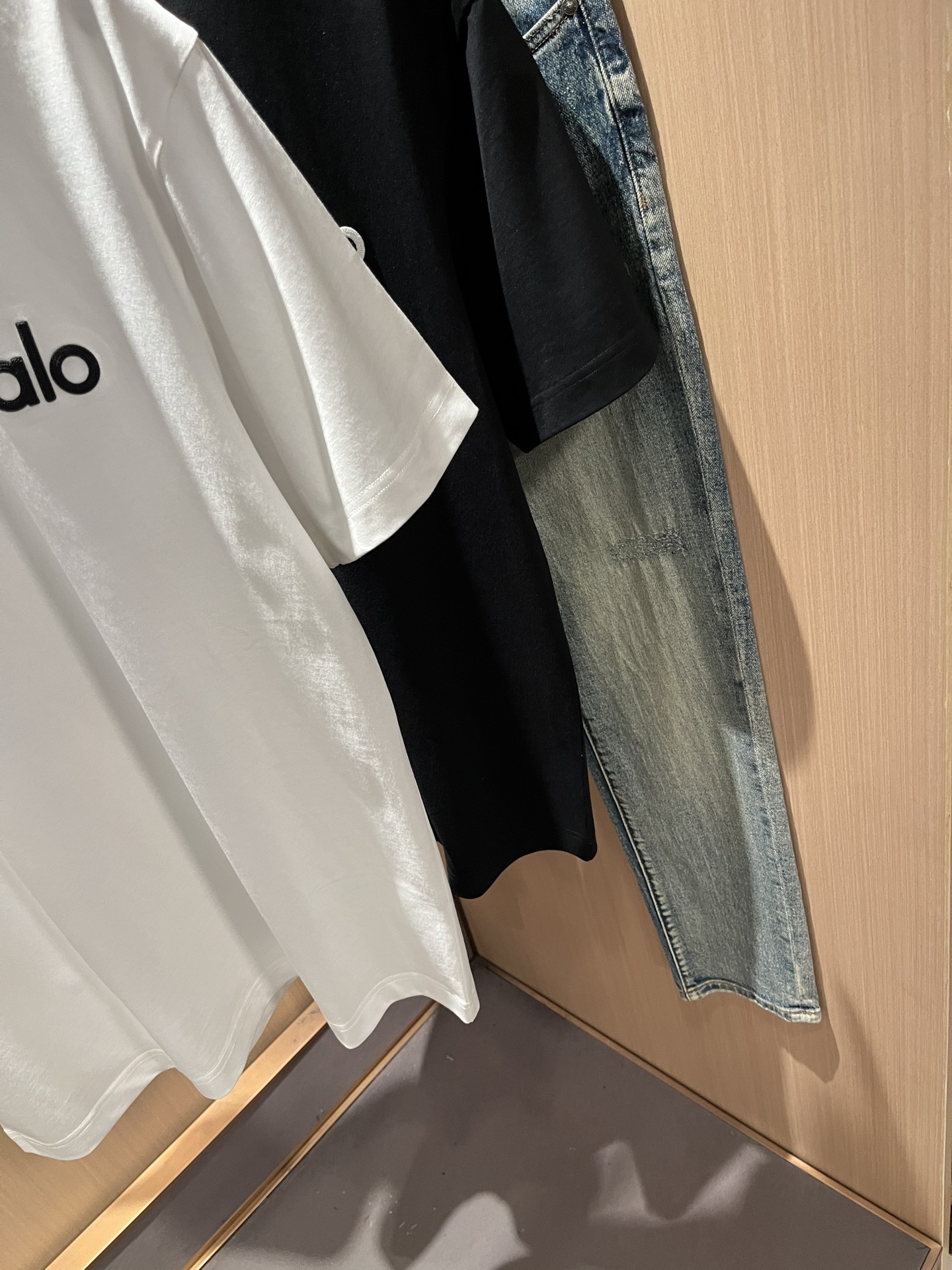 Alo2026春夏全新系列单品上线，非常时髦前卫的一款男女同款短袖T恤，标识logo图案刺绣修饰！区别于