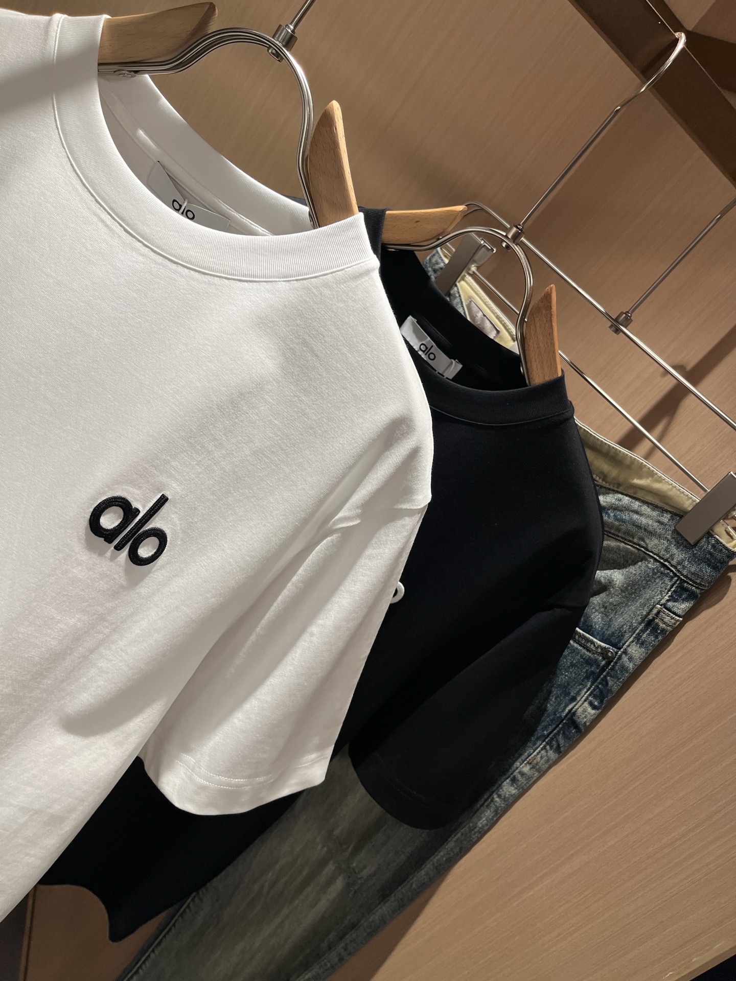 Alo2026春夏全新系列单品上线，非常时髦前卫的一款男女同款短袖T恤，标识logo图案刺绣修饰！区别于