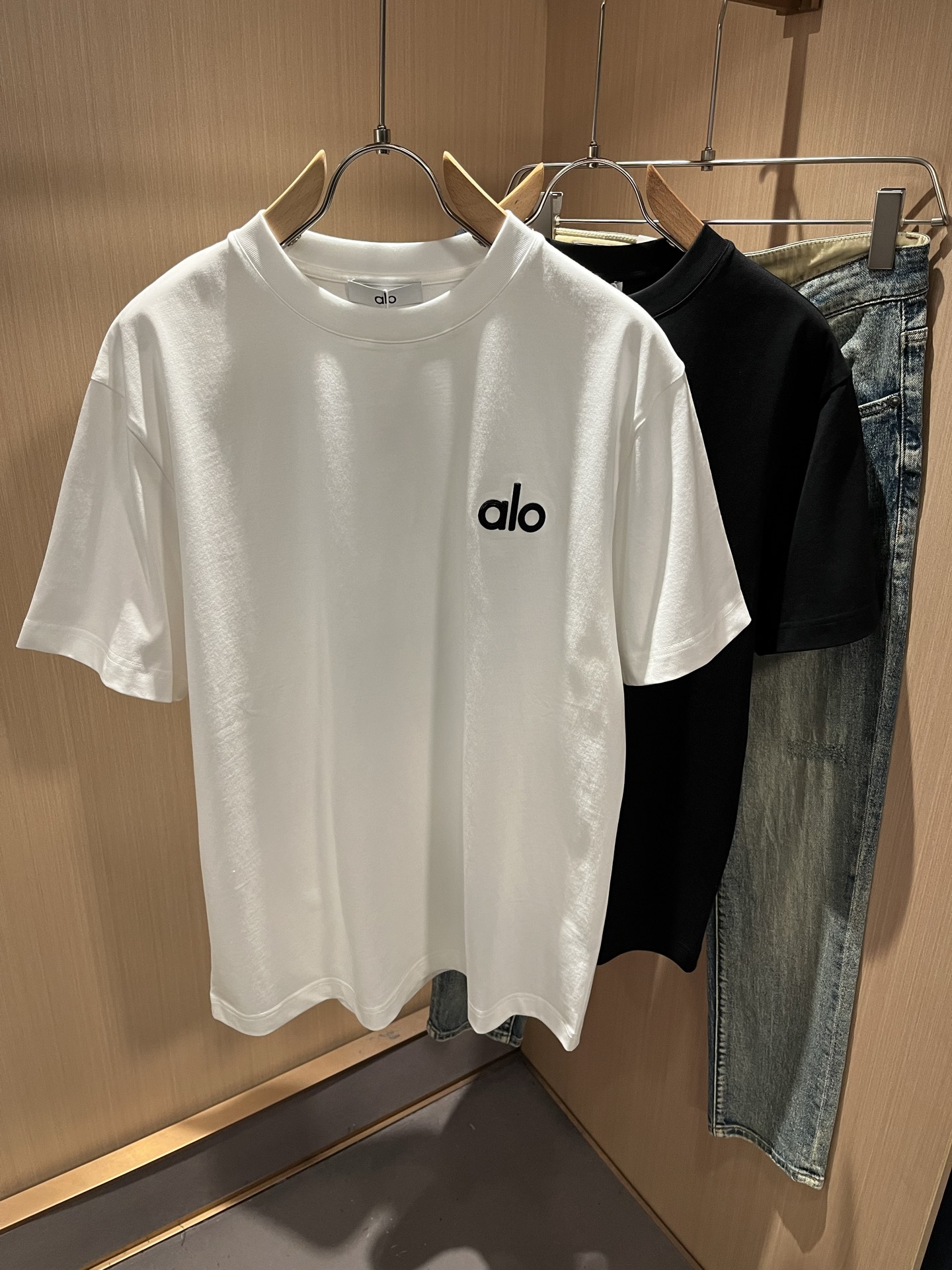 Alo2026春夏全新系列单品上线，非常时髦前卫的一款男女同款短袖T恤，标识logo图案刺绣修饰！区别于