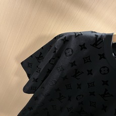Louis Vuit*on 2026春夏路易家族轻奢Monogram印花工艺短袖T恤,男女同款👫背后反向 Louis Vuit*on 2026春夏路易家族轻奢Monogram印花工艺短袖T恤,男女同款👫背后反向